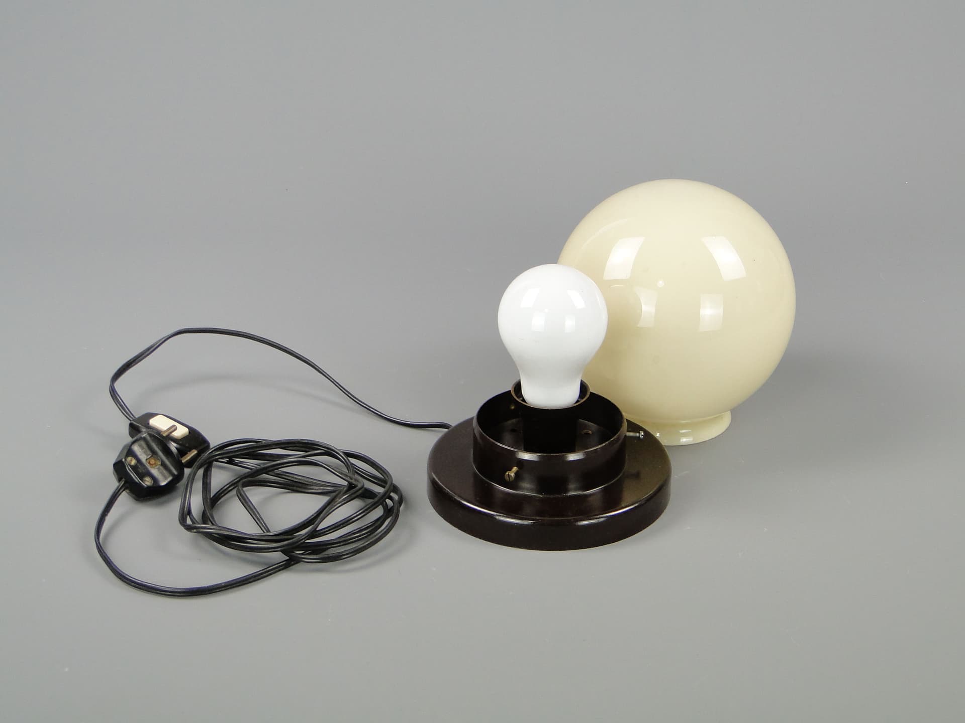 Lampa stołowa Art déco, szkło ecru, ebonit brązowy, Polska, lata 20. - 44677