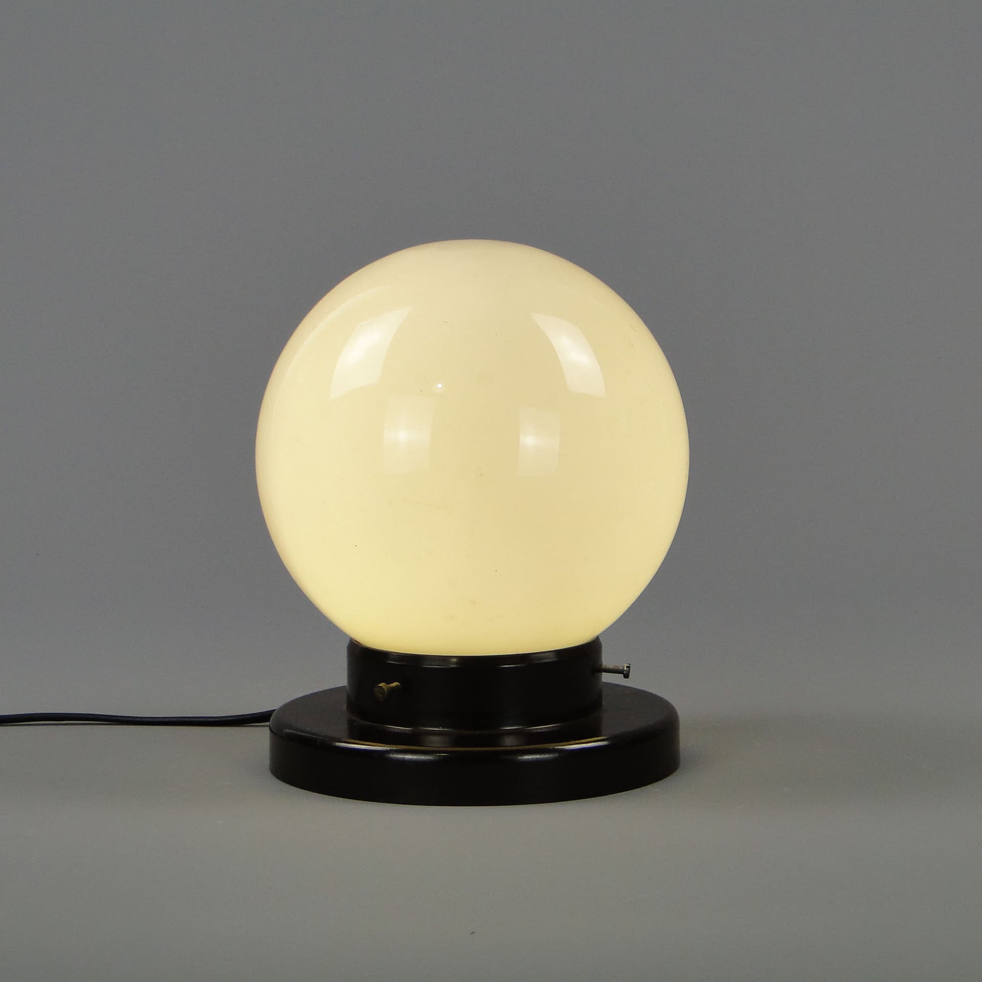 Lampa stołowa Art déco, szkło ecru, ebonit brązowy, Polska, lata 20. - 44679