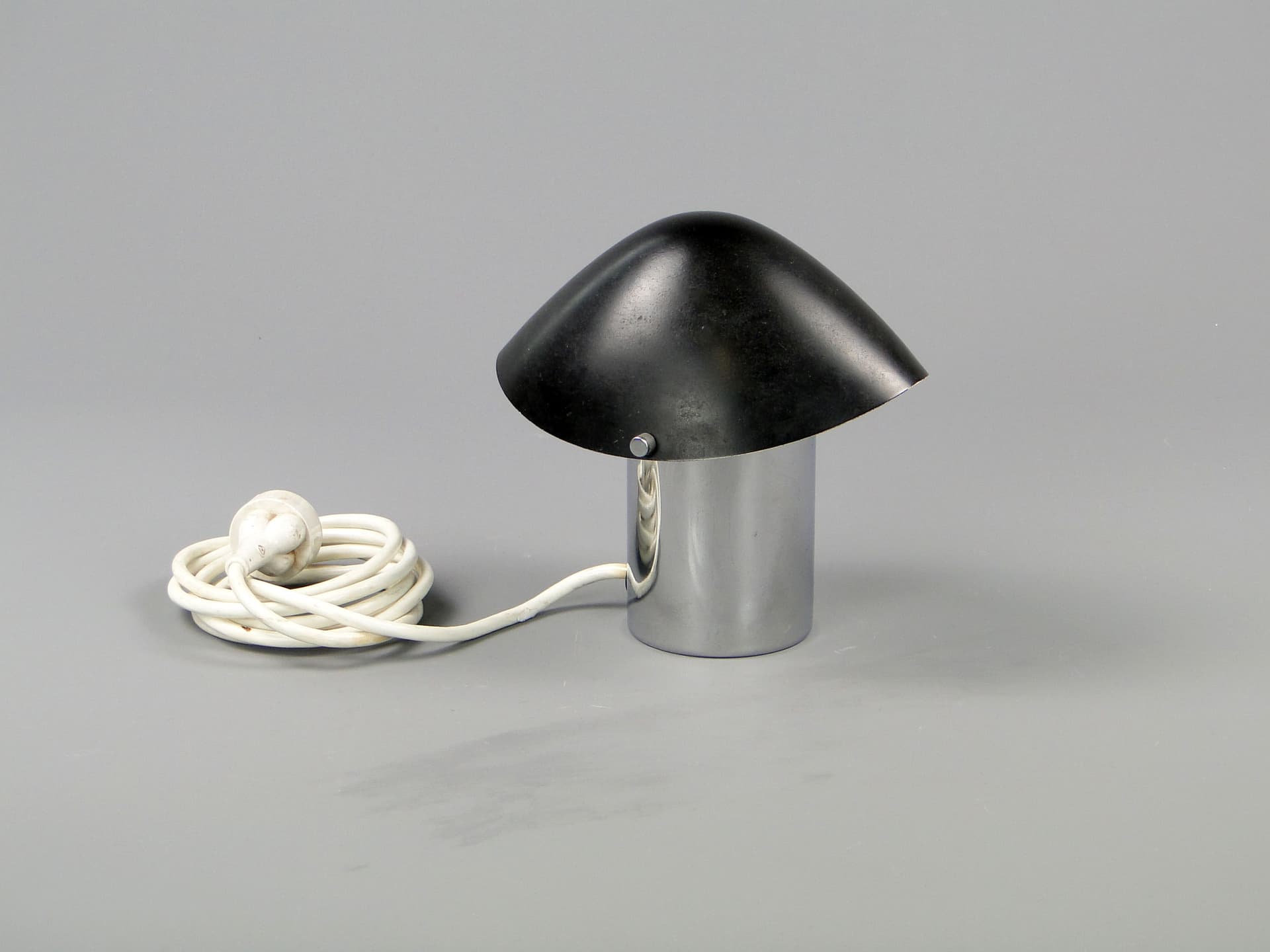 Lampa stołowa 1630, stal chromowana srebrna, proj. J. Hůrka, Napako, Czechosłowacja, lata 50. - 44667