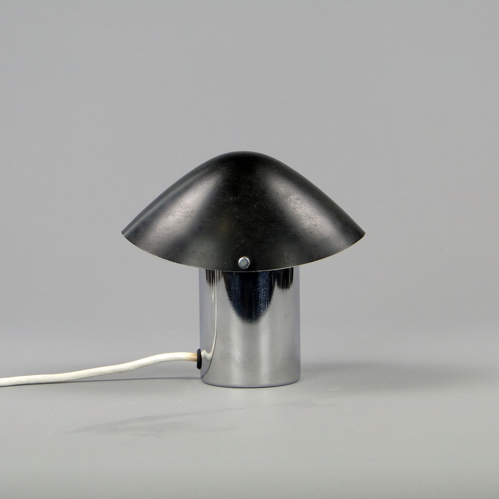 Lampa stołowa 1630, stal chromowana srebrna, proj. J. Hůrka, Napako, Czechosłowacja, lata 50. - 44668