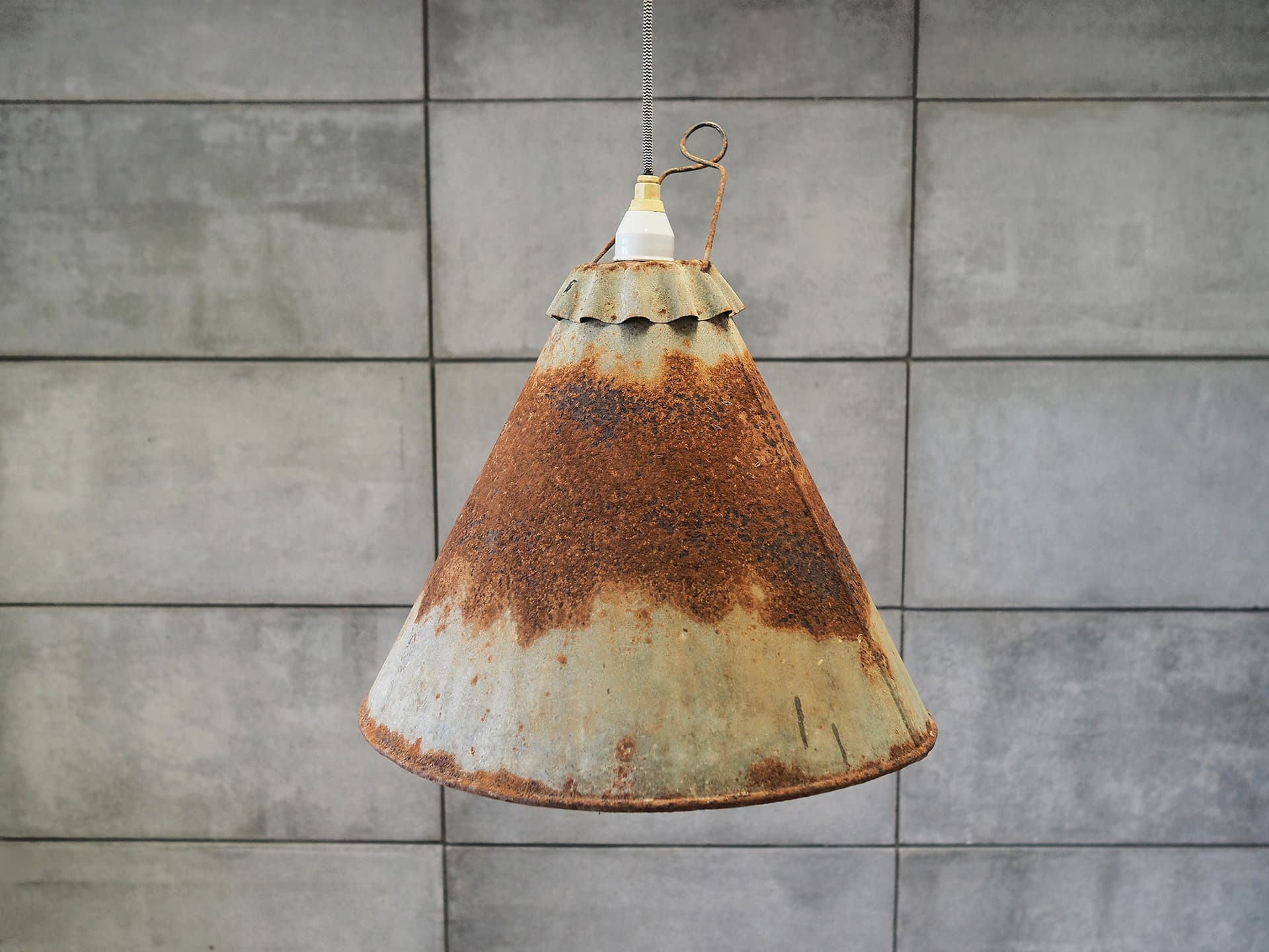 Lampa wisząca industrialna, szary, metal, Polska, lata 50. - 50262