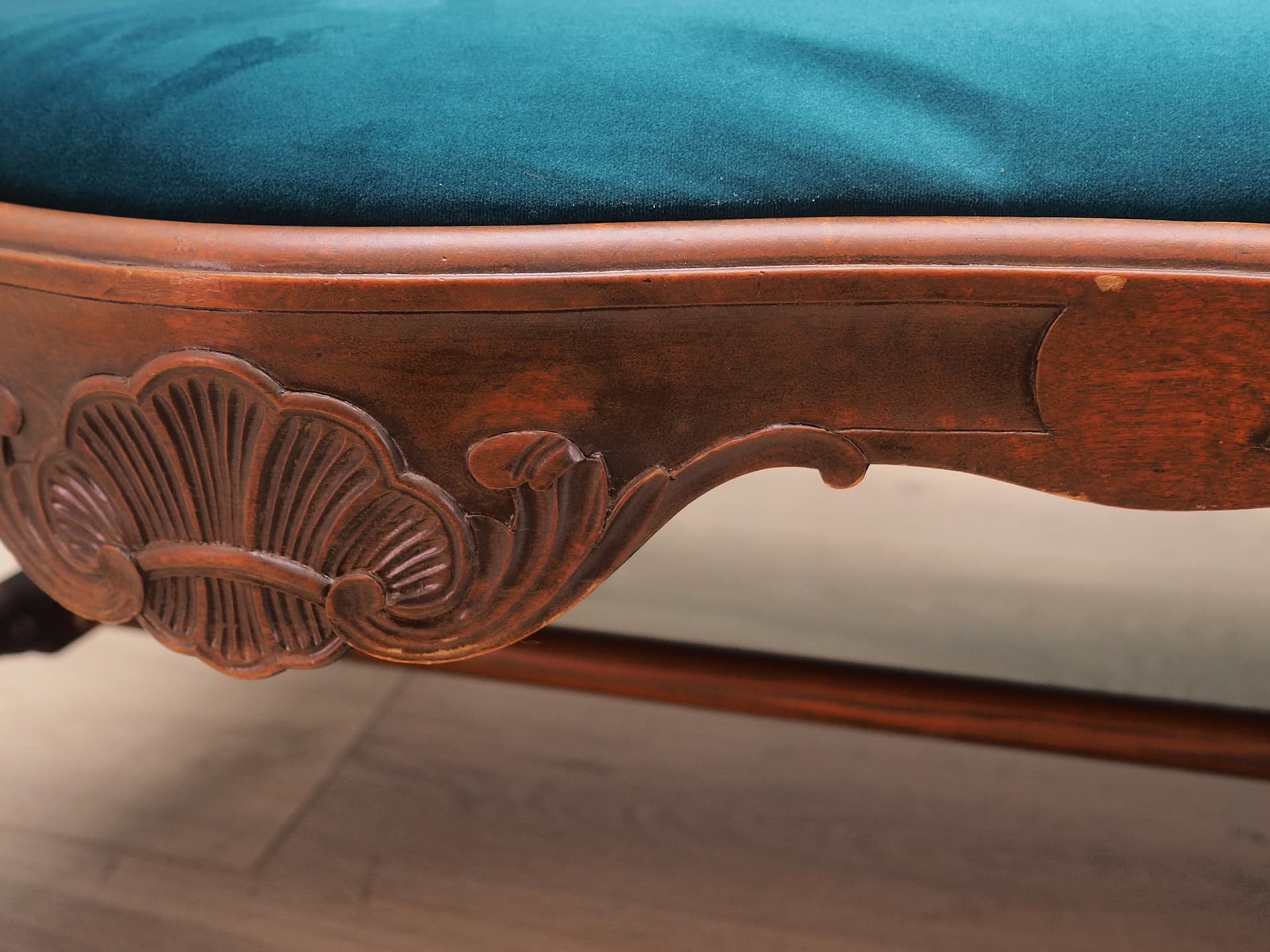 Komplet salonowy Chippendale, velvet turkus, orzech, Dania, lata 70. - 50244