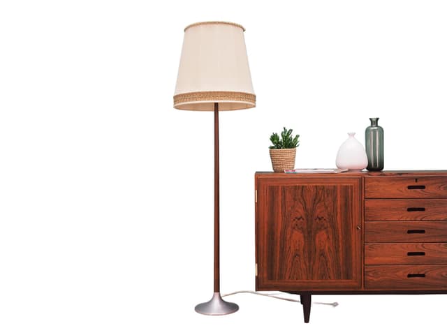 Lampa podłogowa, beżowy abażur, drewno orzech, Dania, lata 60. - WYMIARY