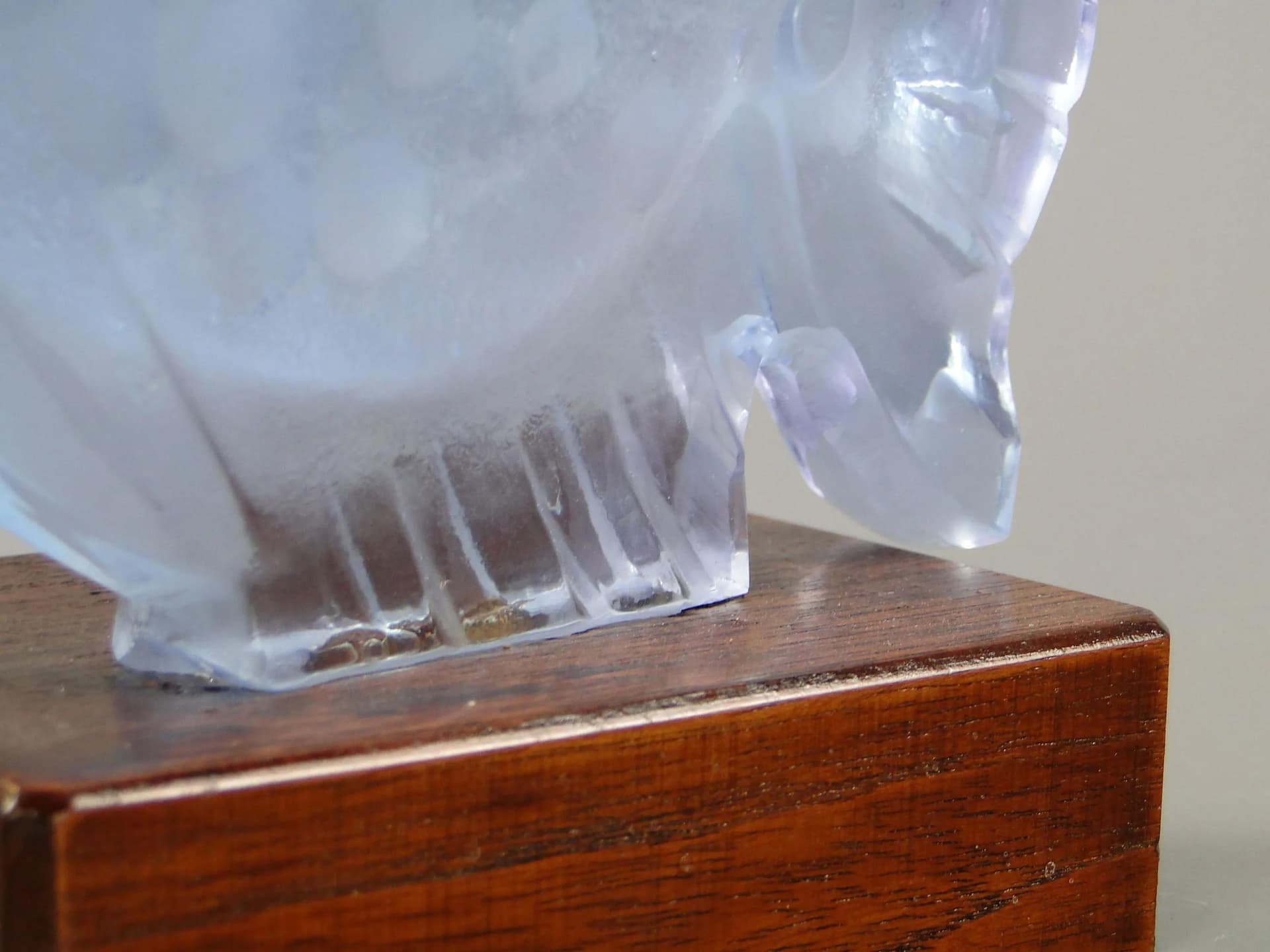 Figura ryby, szkło aleksandrytowe fioletowe, proj. V. Wieselthier, Curt Schlevogt, Czechosłowacja, lata 30. - 44852