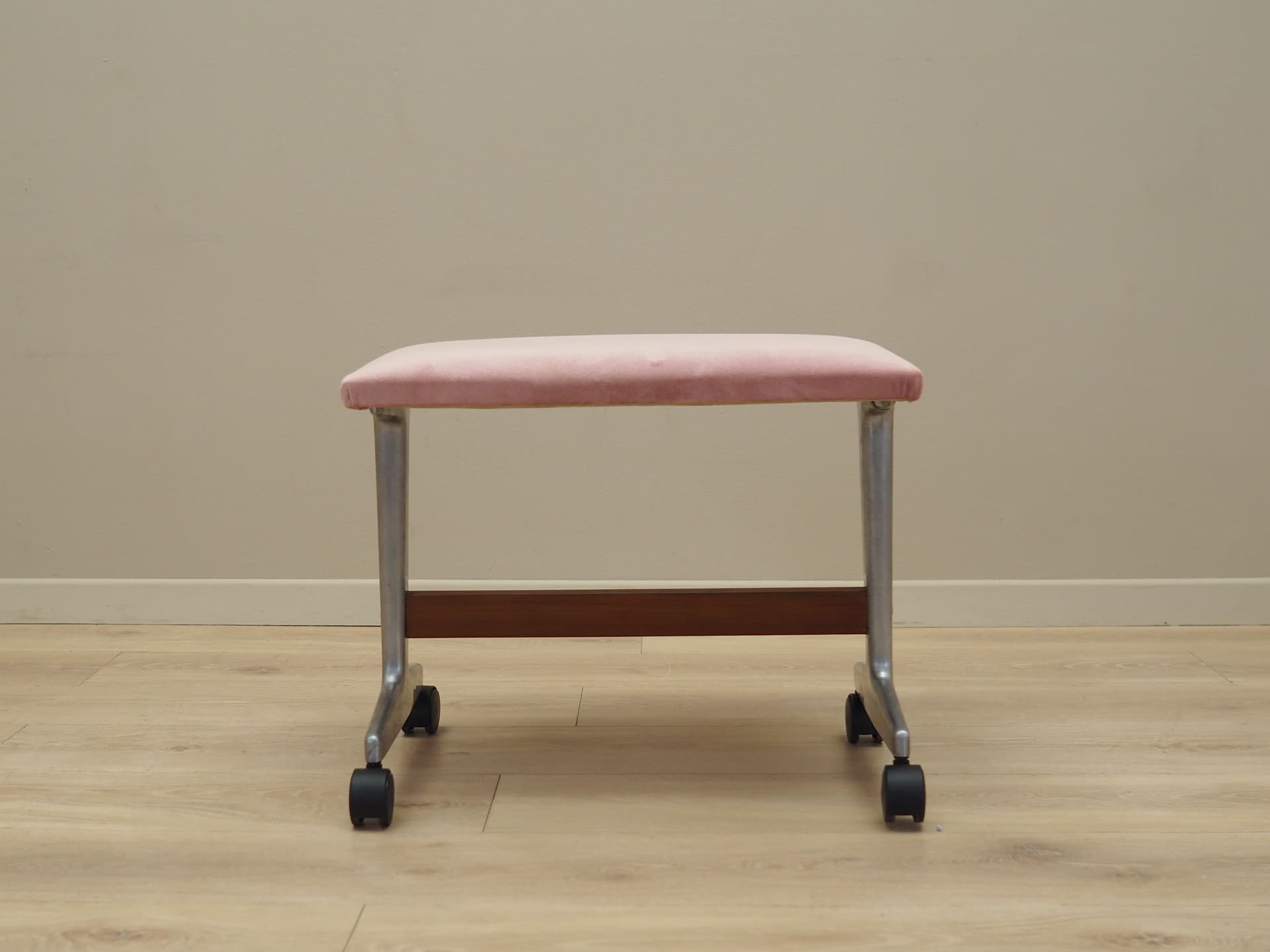 Podnóżek duński, velvet różowy, metal, drewno, Dania, lata 60. - 44877