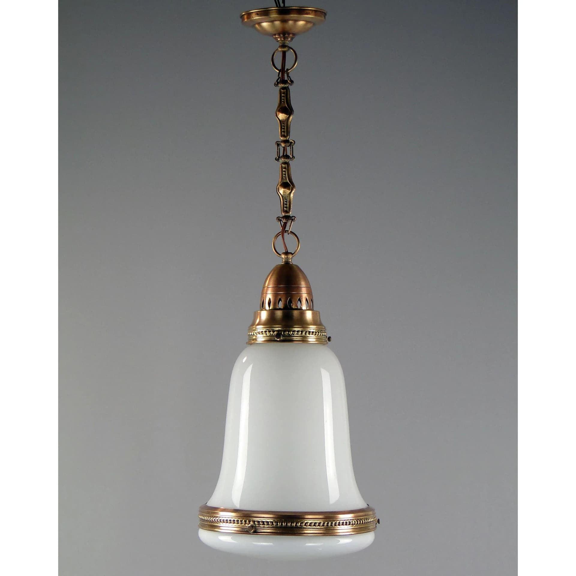 Lampa wisząca secesyjna, szkło białe, mosiądz, Polska, początek XX w. - 45067