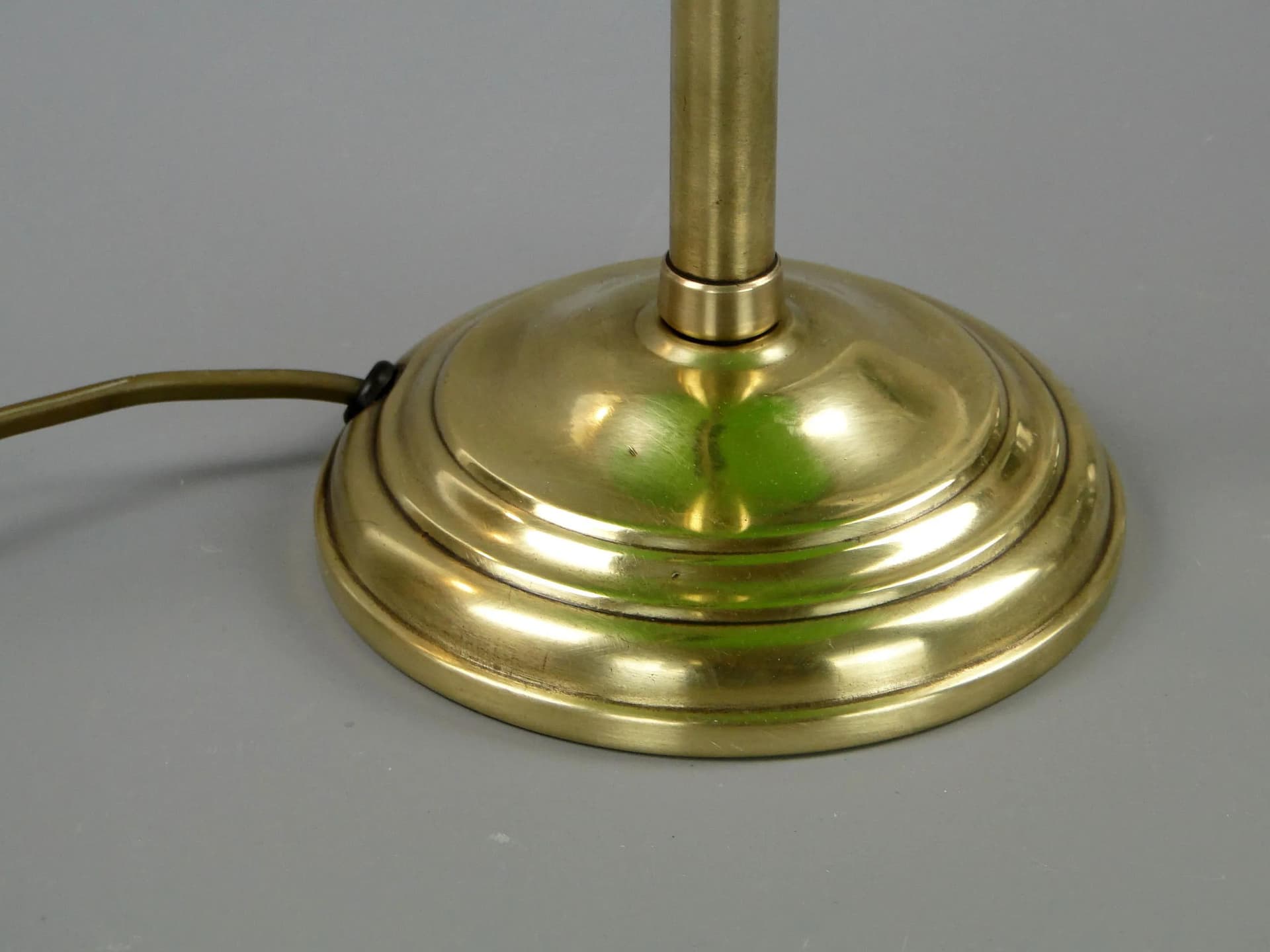 Lampa gabinetowa secesyjna, mosiądz, szkło zielone, Polska, początek XX w. - 45338