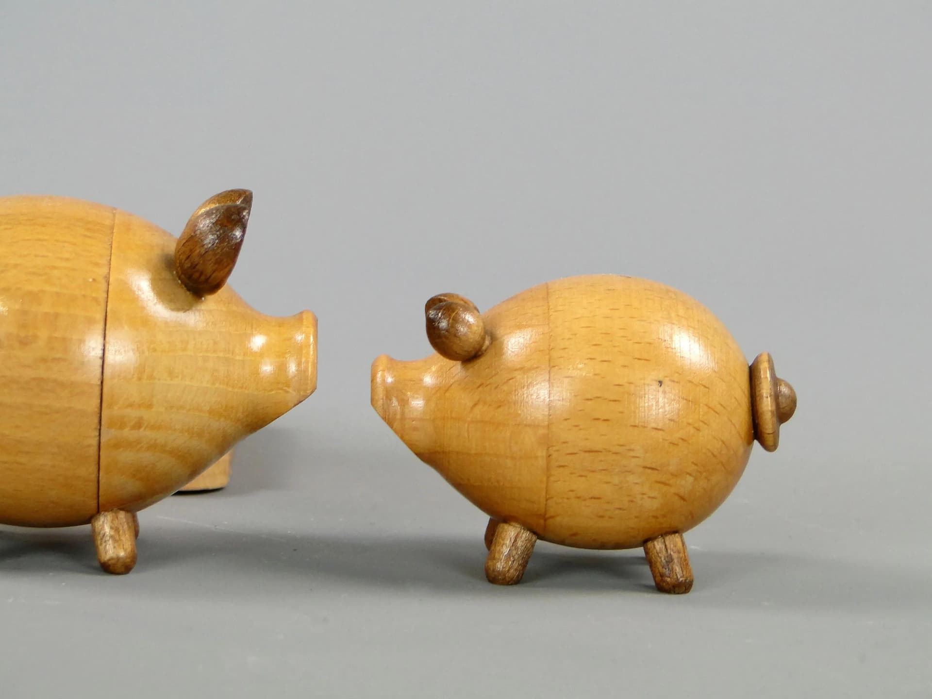 Pair of pig salt shakers, light brown mahogany wood, Sweden, 1960s. - 45270