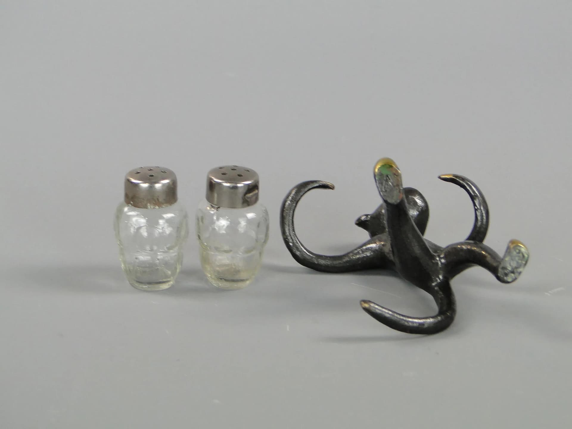 Solniczka małpka, Black Golden Line, metal czarny, proj. W. Bosse, Austria, lata 70. - 45267