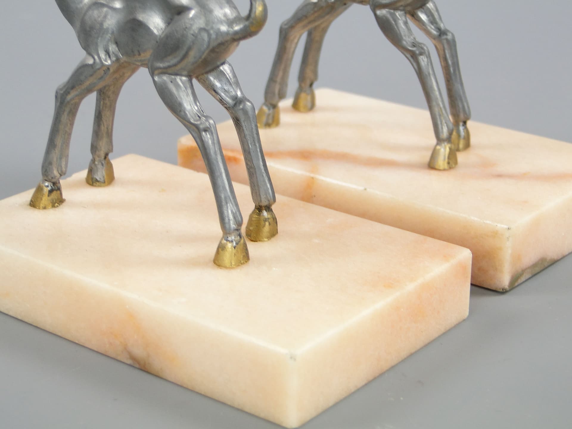 Para podpórek do książek z sarenkami, srebrny metal, marmur różowy, Francja, lata 40. - 45519