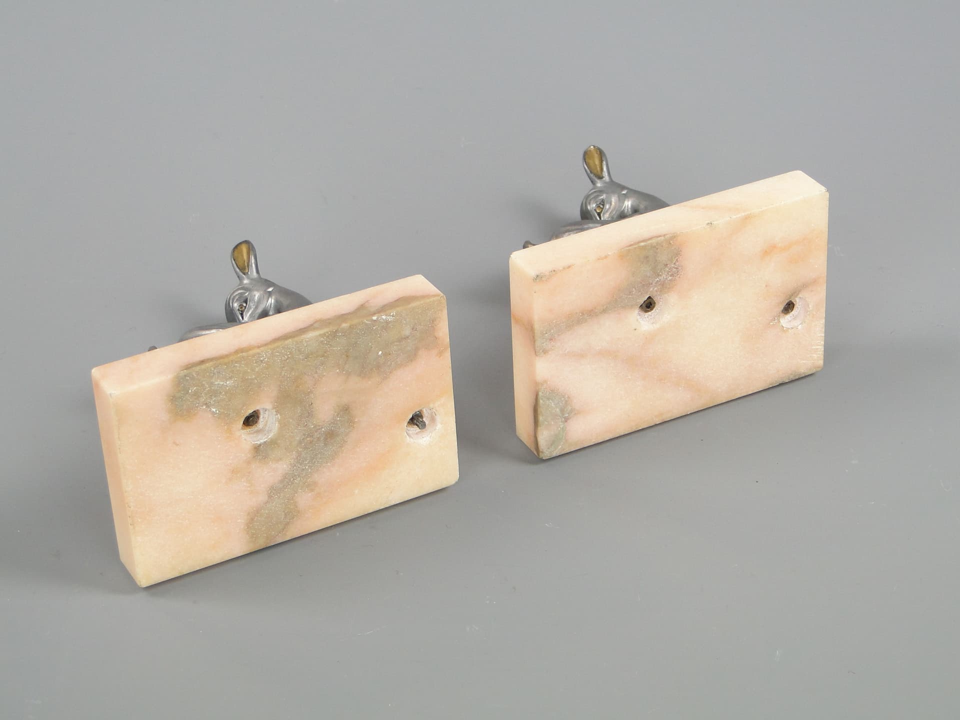 Para podpórek do książek z sarenkami, srebrny metal, marmur różowy, Francja, lata 40. - 45523