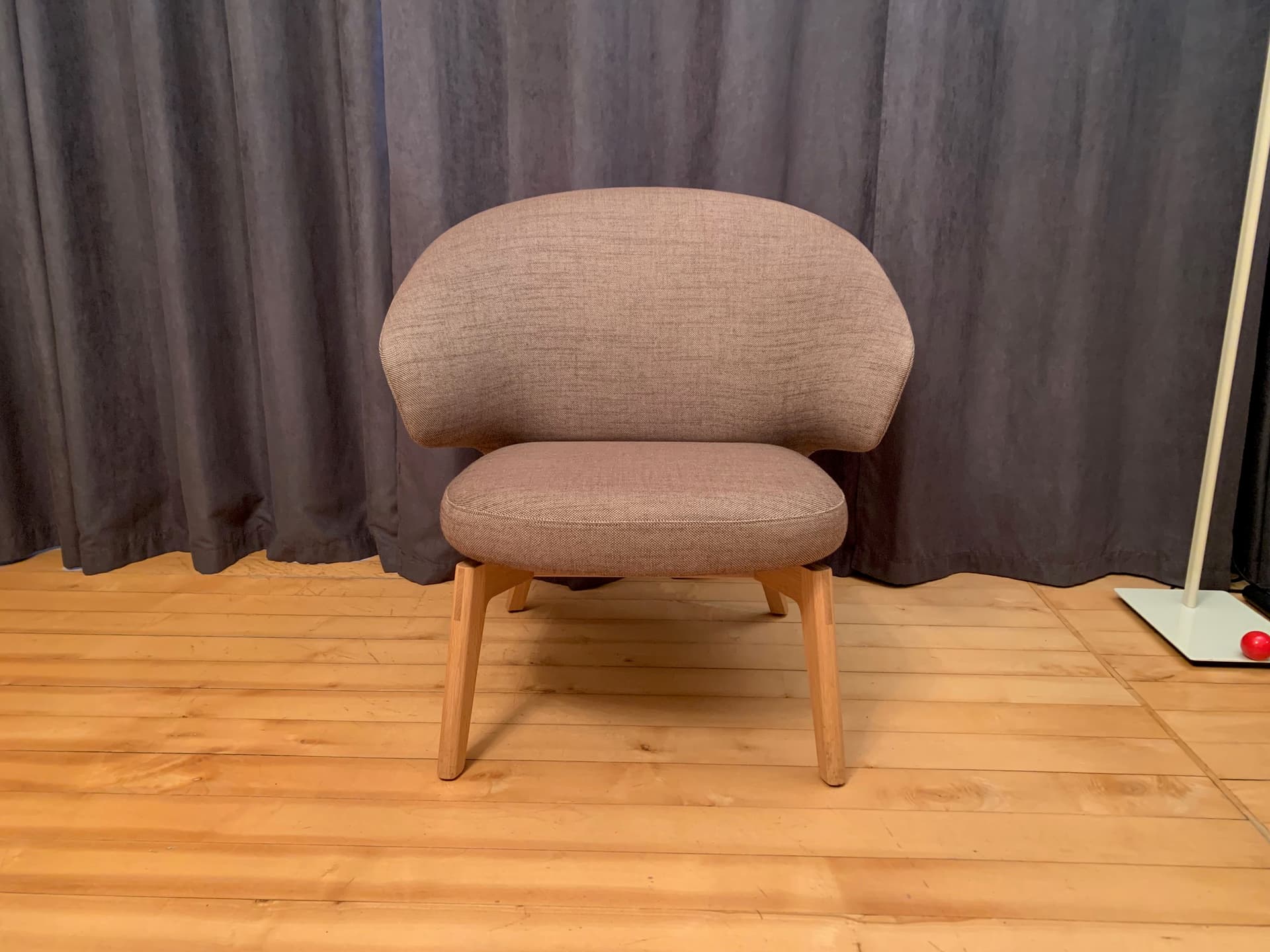 Fotel Let, tkanina taupe, dąb jasny, proj. S. Herkner, Fritz Hansen, Dania - 45579