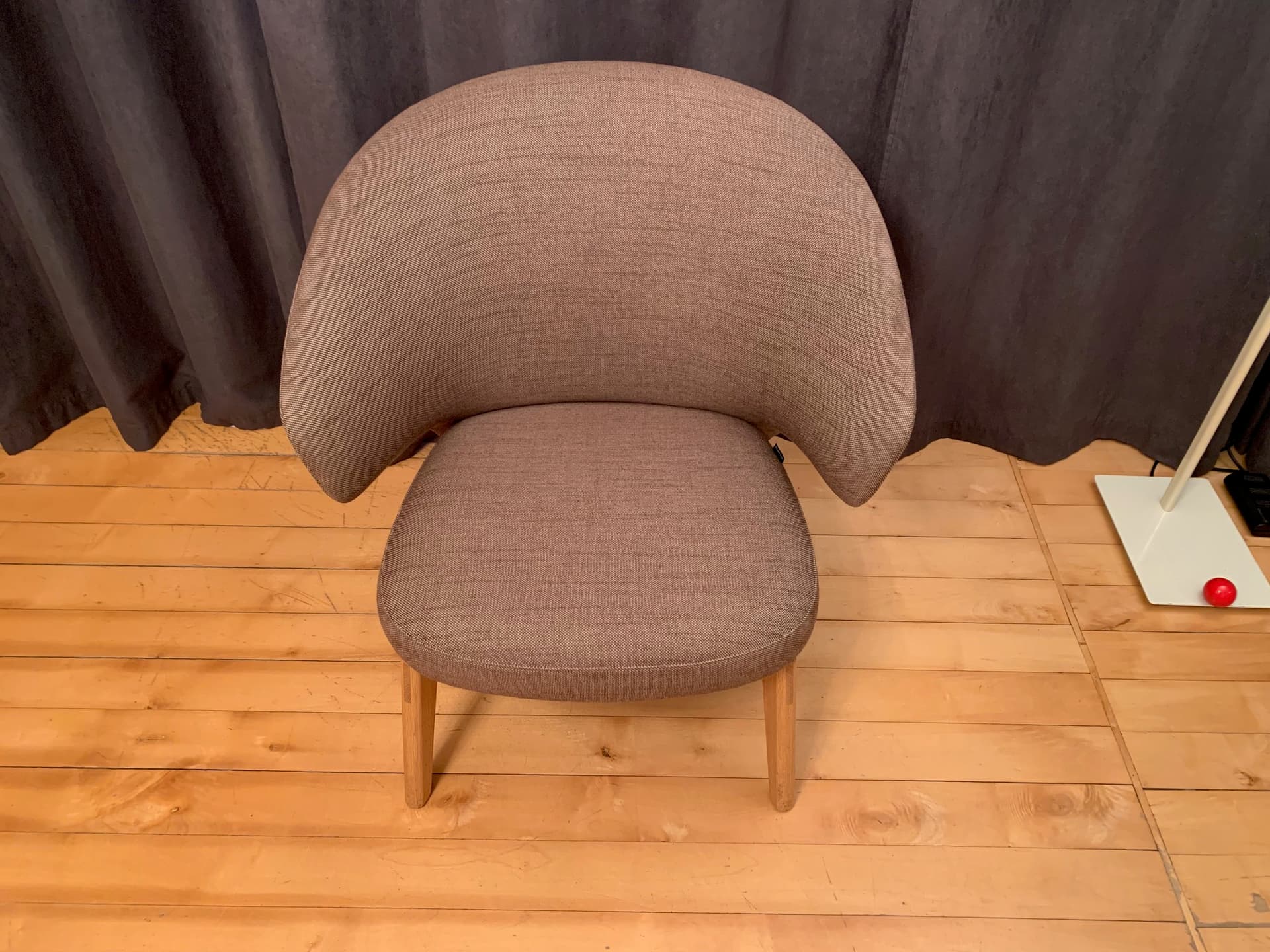 Fotel Let, tkanina taupe, dąb jasny, proj. S. Herkner, Fritz Hansen, Dania - 45582