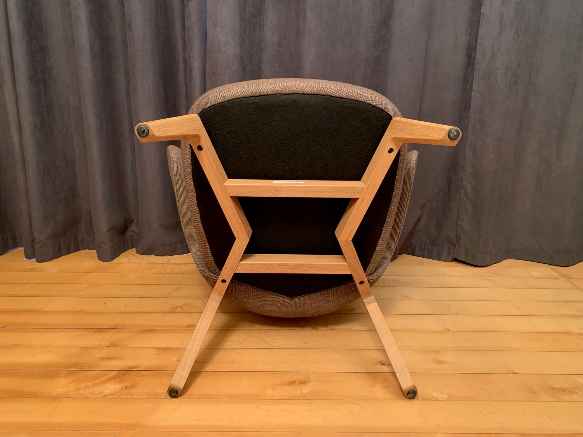 Fotel Let, tkanina taupe, dąb jasny, proj. S. Herkner, Fritz Hansen, Dania - 45583