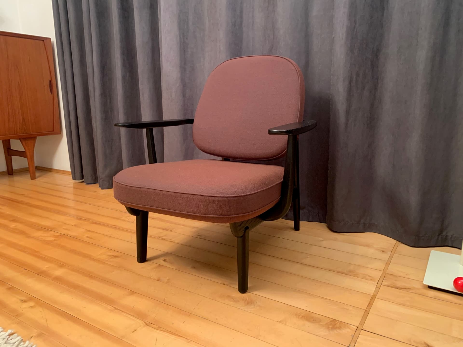 Armchair Fred, pink, black-brown ash, by J. Hayon, Fritz Hansen, Denmark - 45595