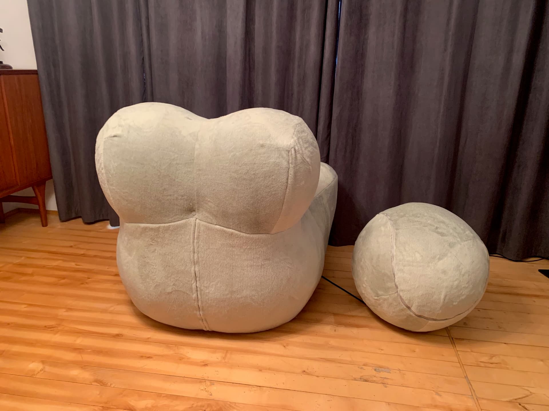 Armchair Big Mama, beige velvet, by G. Pesce, B&B Italia, Italy - 45618