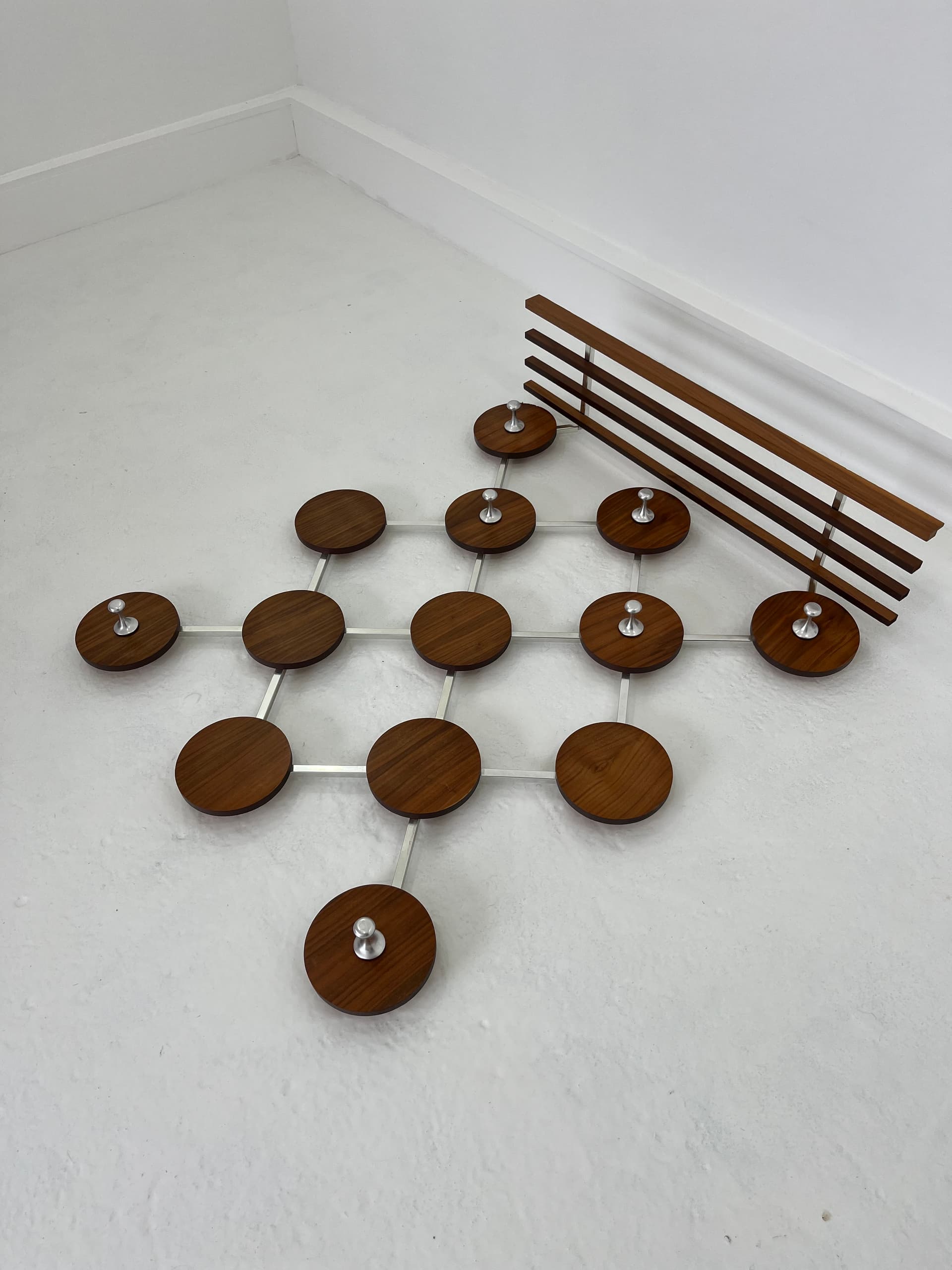 Wall-mounted rack, walnut, metal, Scandinavia, 1960s. - 45931