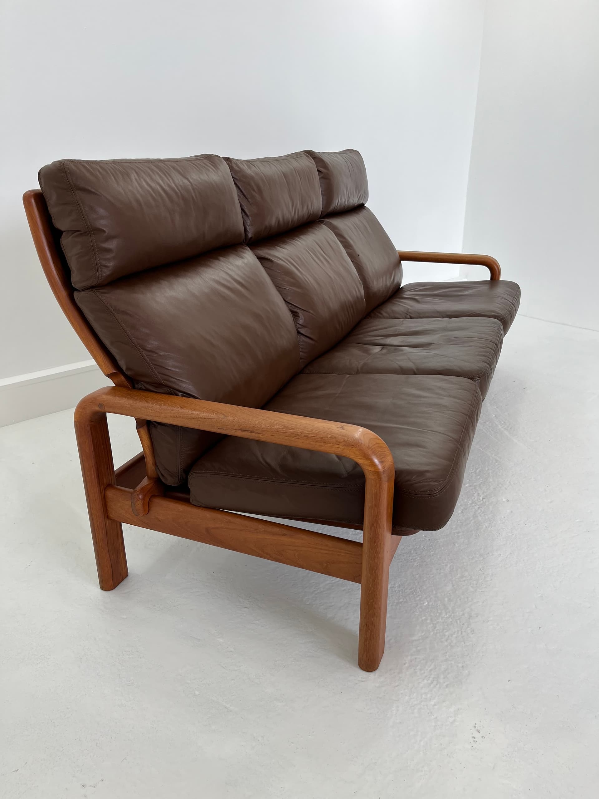 Sofa, skóra brązowa, teak, proj. H. Olsen, Dania, lata 70. - 45960