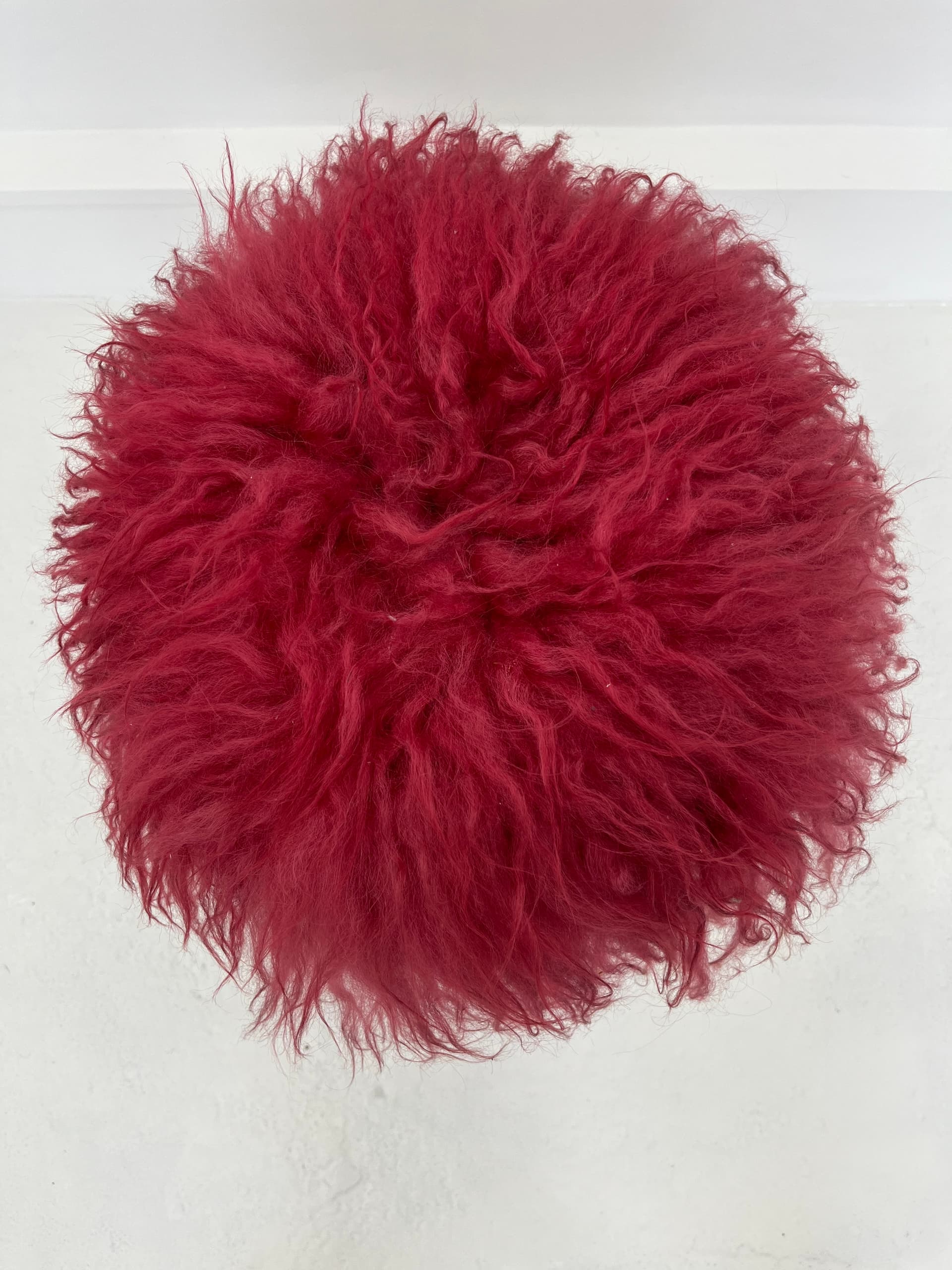 Stołek modernistyczny, wełna czerwona, metal, lata 50. - 45976