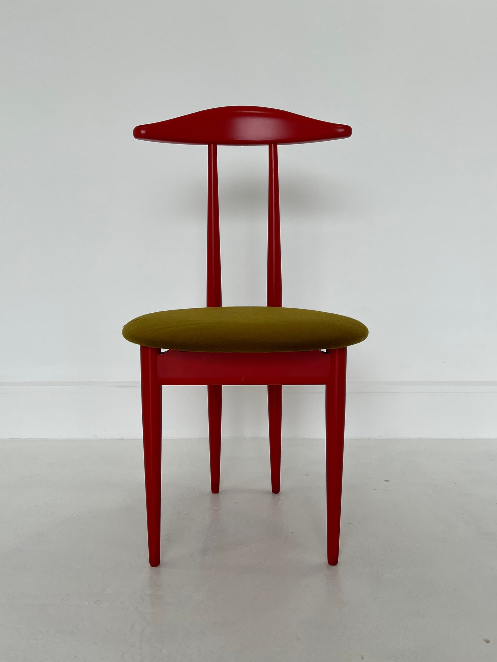 Krzesło kamerdyner, drewno czerwony, Niemcy, lata 70. - 45990