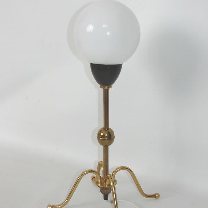 Lampka stołowa Mid-Century, mosiądz złoty, szkło białe, element czarny, lata 60. - 46655