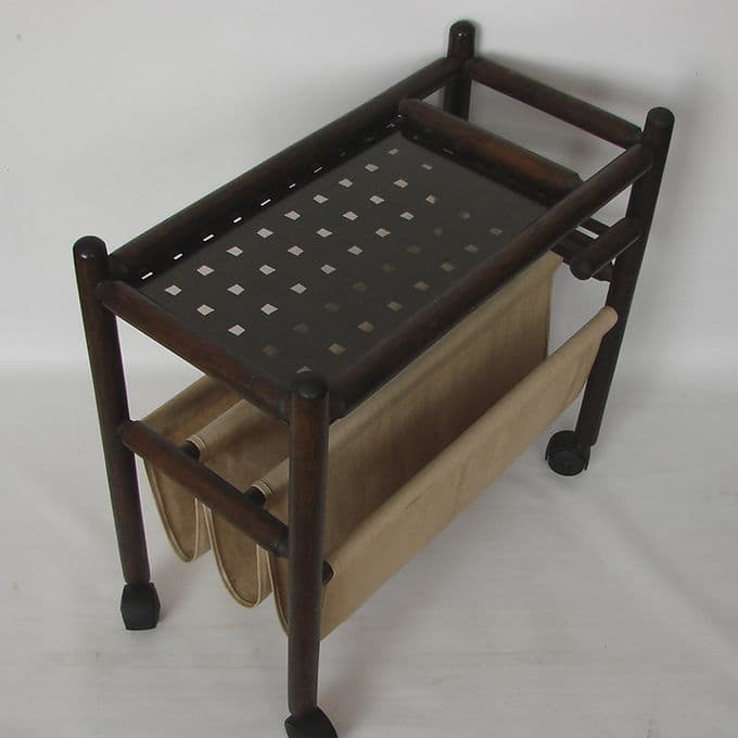 Stolik boczny z funkcją gazetnika, drewno brązowy ciemny, szkło, tkanina, Polska, lata 70. - 46617