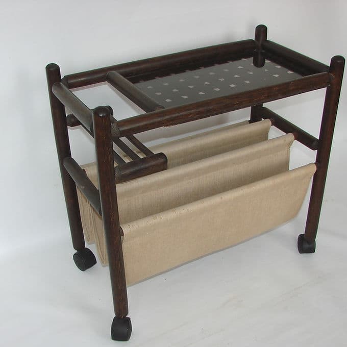 Stolik boczny z funkcją gazetnika, drewno brązowy ciemny, szkło, tkanina, Polska, lata 70. - 46619