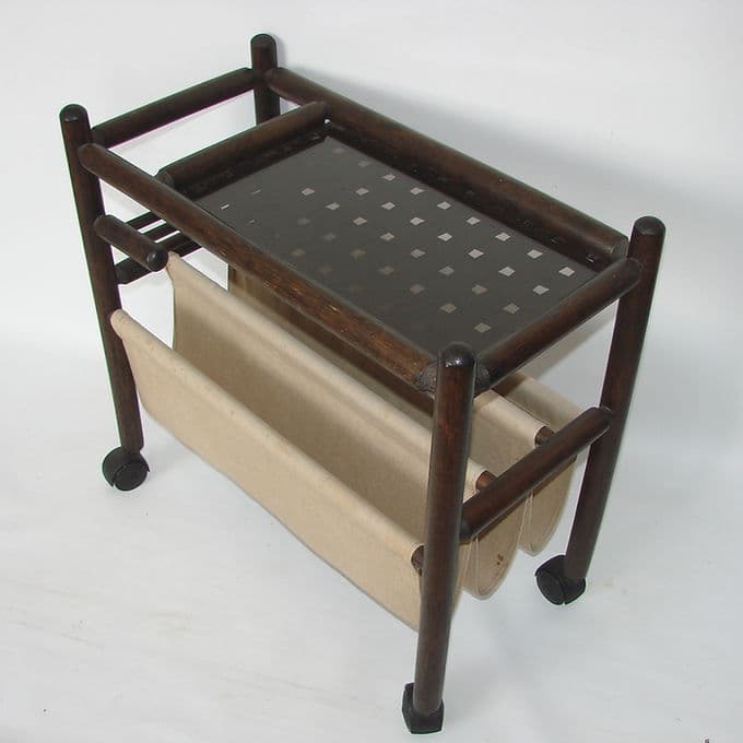 Stolik boczny z funkcją gazetnika, drewno brązowy ciemny, szkło, tkanina, Polska, lata 70. - 46618