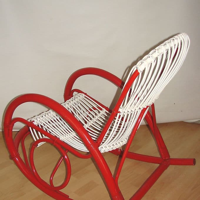 Fotel bujany, rattan biały, rama czerwona, Rohé Noordwolde, Holandia, lata 70. - 46588