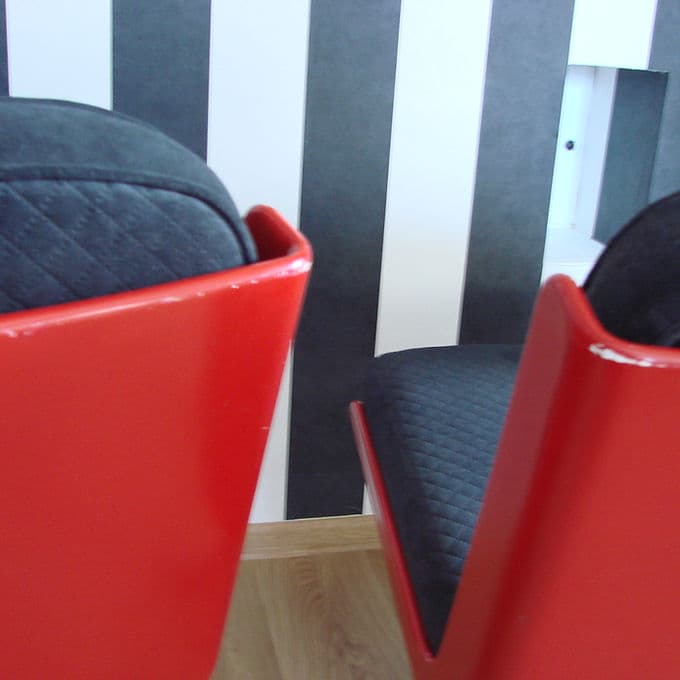 Para foteli Dinna, czerwona, włókno szklane czarne, stal chromowana, Niemcy, lata 60. - 46510