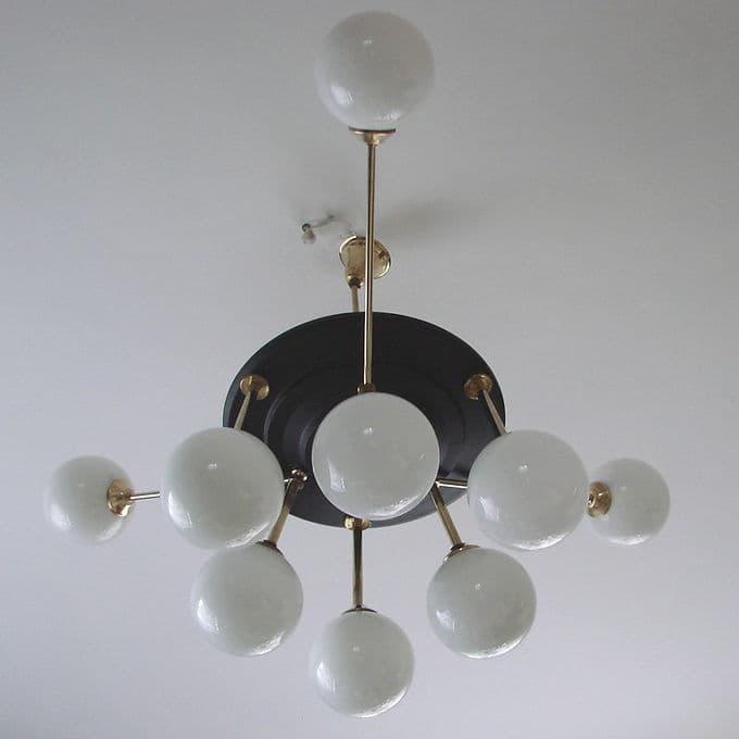 Żyrandol Space Age, mosiądz złoty, metal czarny, szkło białe, lata 60. - 46695