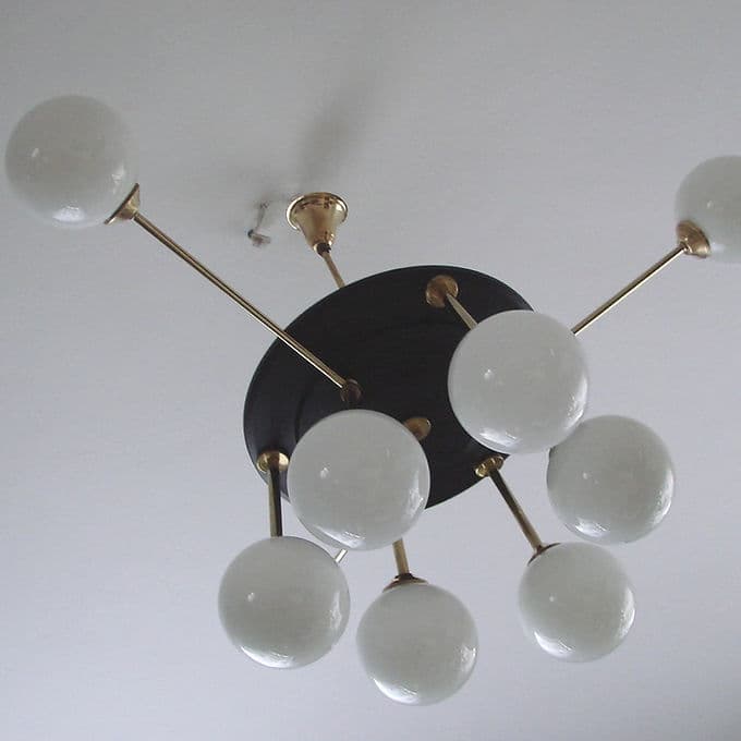 Żyrandol Space Age, mosiądz złoty, metal czarny, szkło białe, lata 60. - 46693