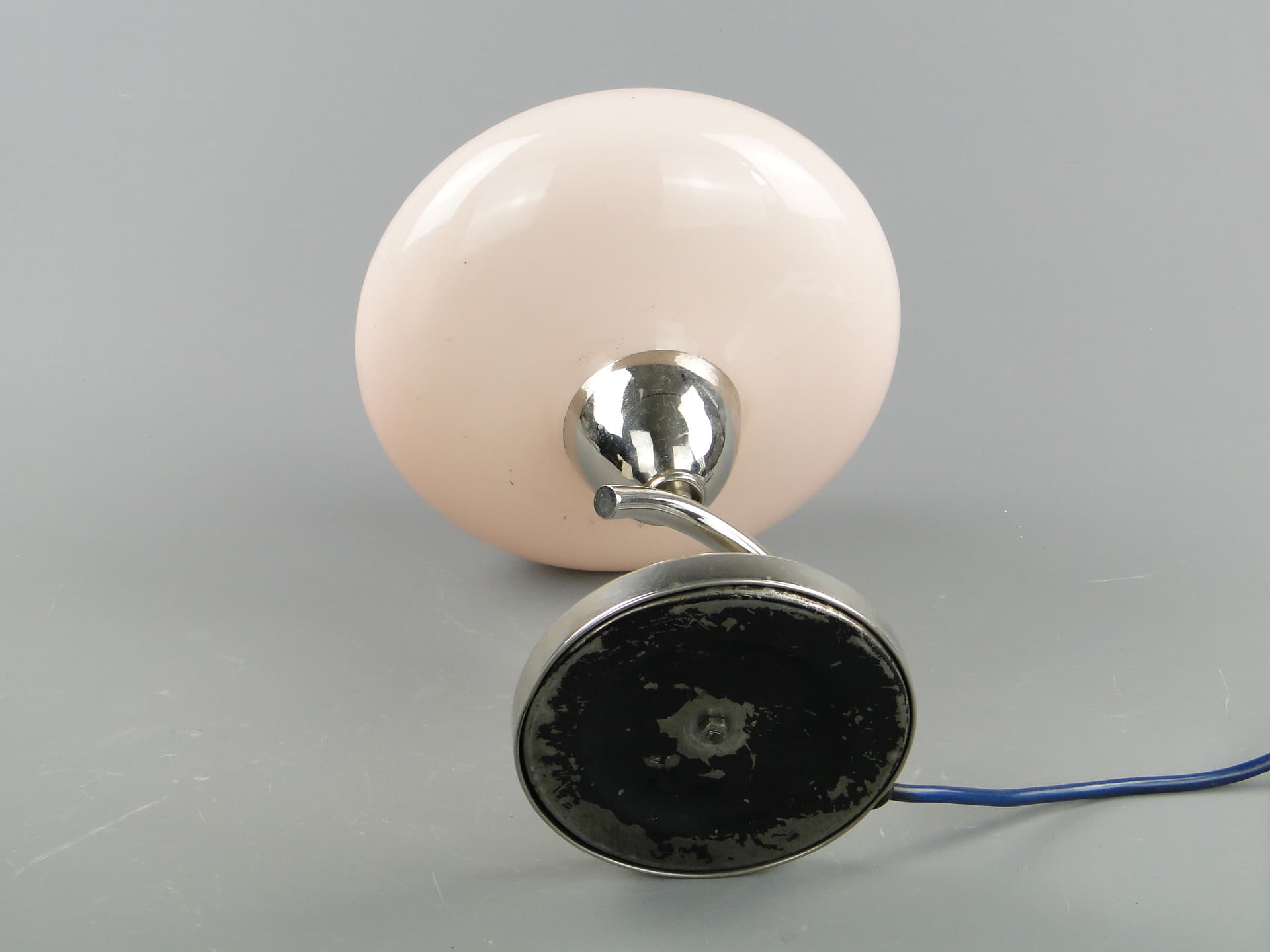 Lampa stołowa Art déco, klosz szkło różowy, podstawa metal, Polska, lata 30. - 47086