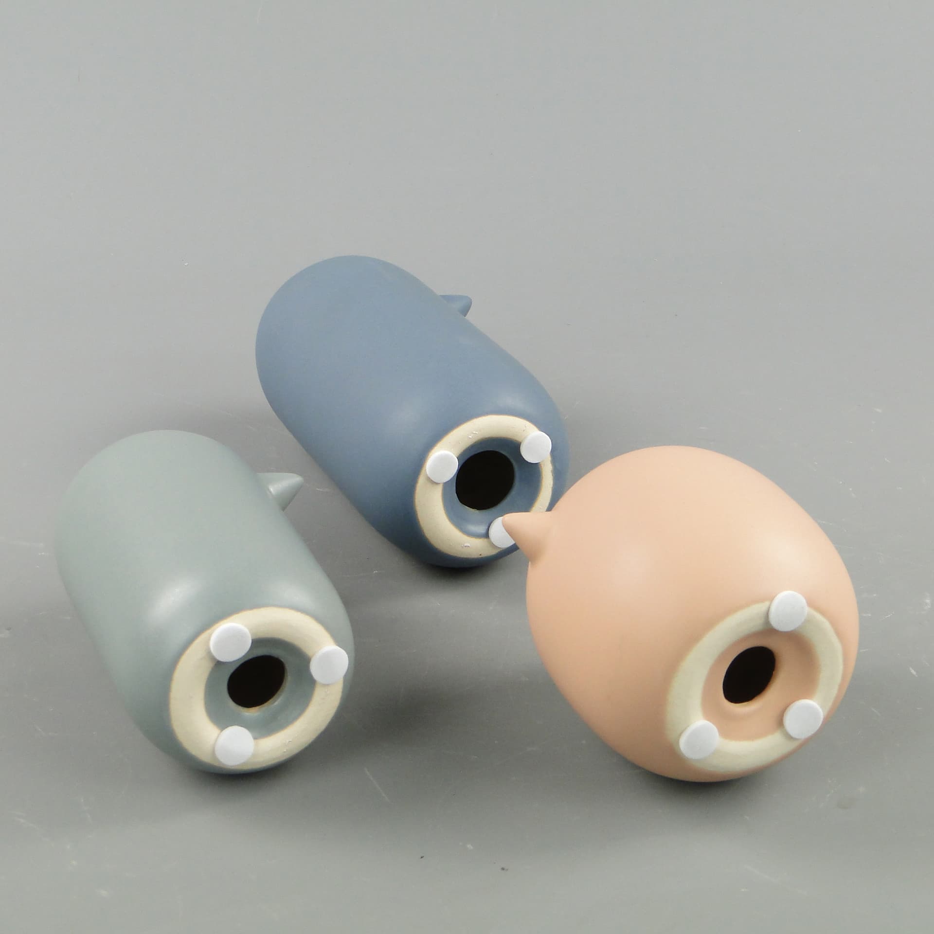 Zestaw trzech figurek Ptasia Rodzina, multikolor, ceramika, Szwecja, XXI wiek - 47602