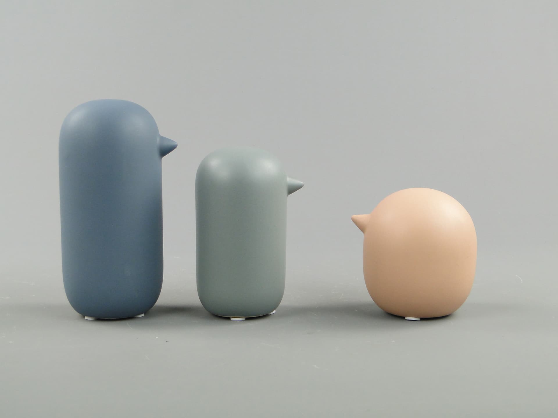 Zestaw trzech figurek Ptasia Rodzina, multikolor, ceramika, Szwecja, XXI wiek - 47603