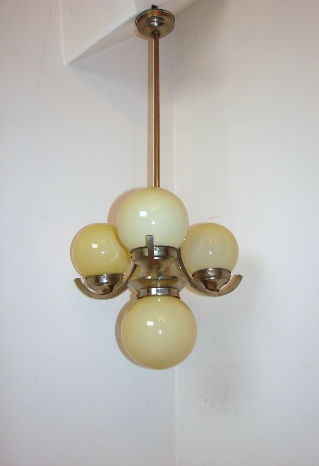 Żyrandol Art Deco, szkło ivory white, mosiądz niklowany, lata 20. - 51642