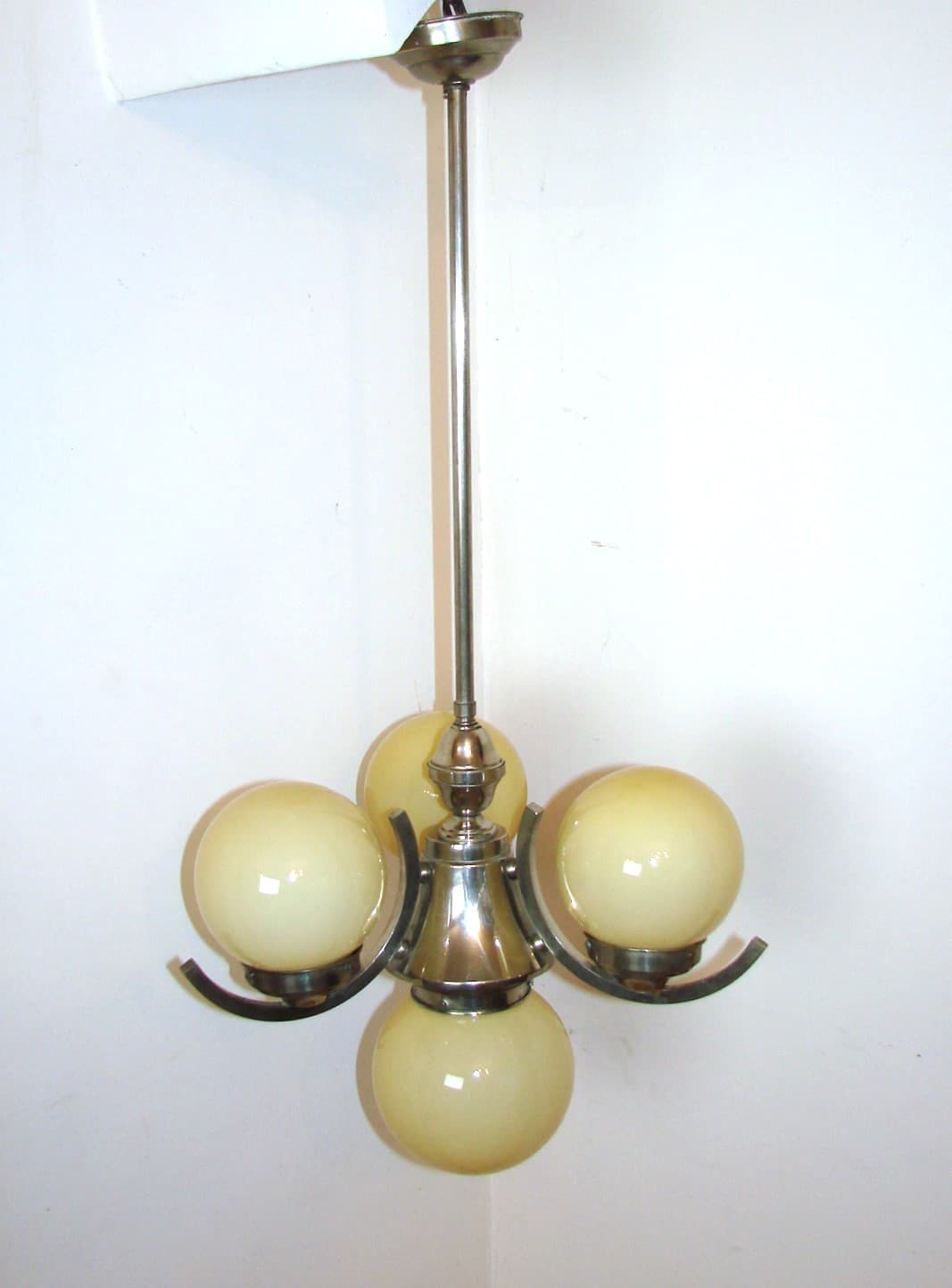 Żyrandol Art Deco, szkło ivory white, mosiądz niklowany, lata 20. - 51640