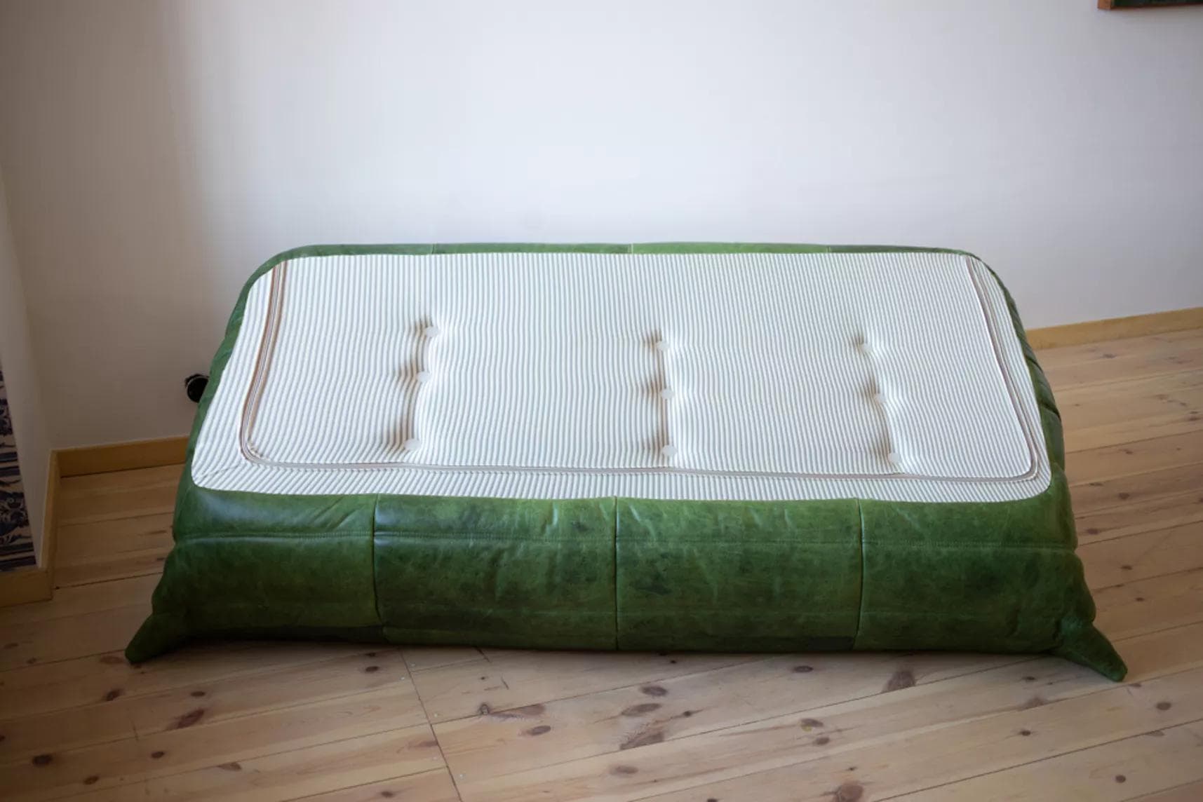 Sofa Togo trzyosobowa, skóra zielona dubai - 52126