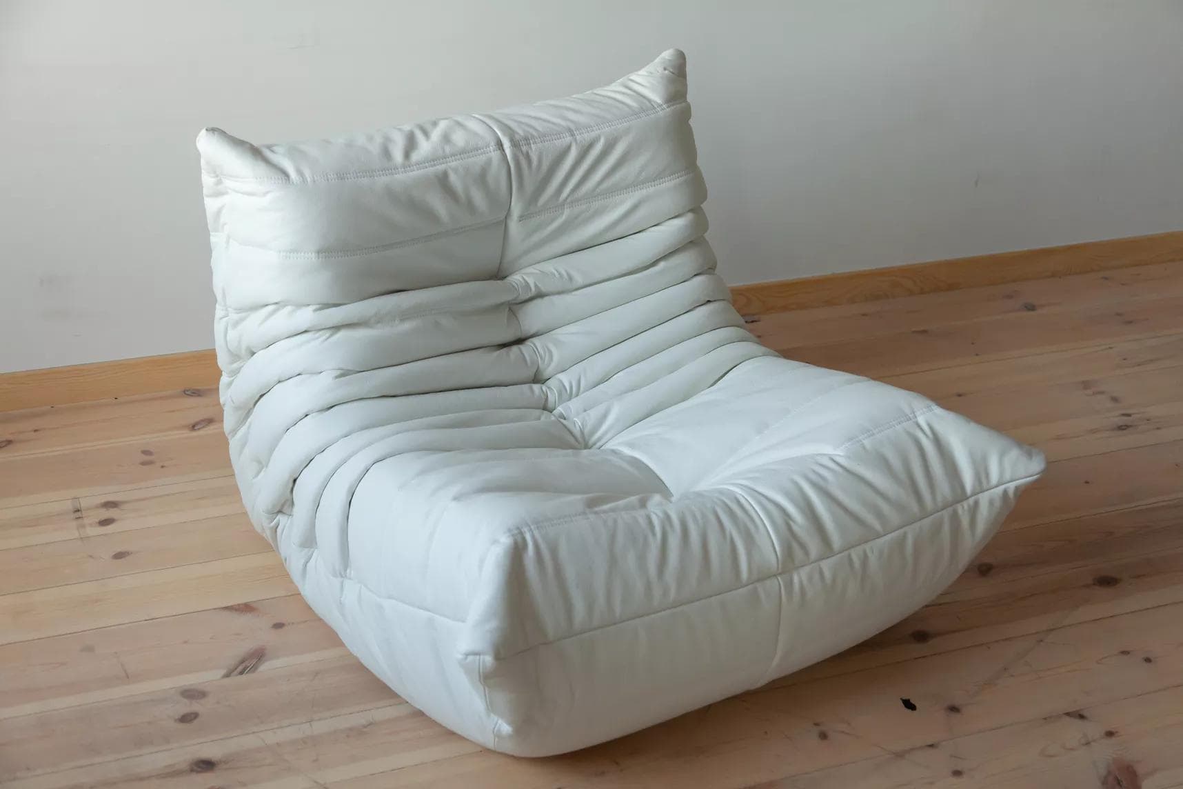 Fotel wypoczynkowy Togo z podnóżkiem, skóra biała madras - 51956