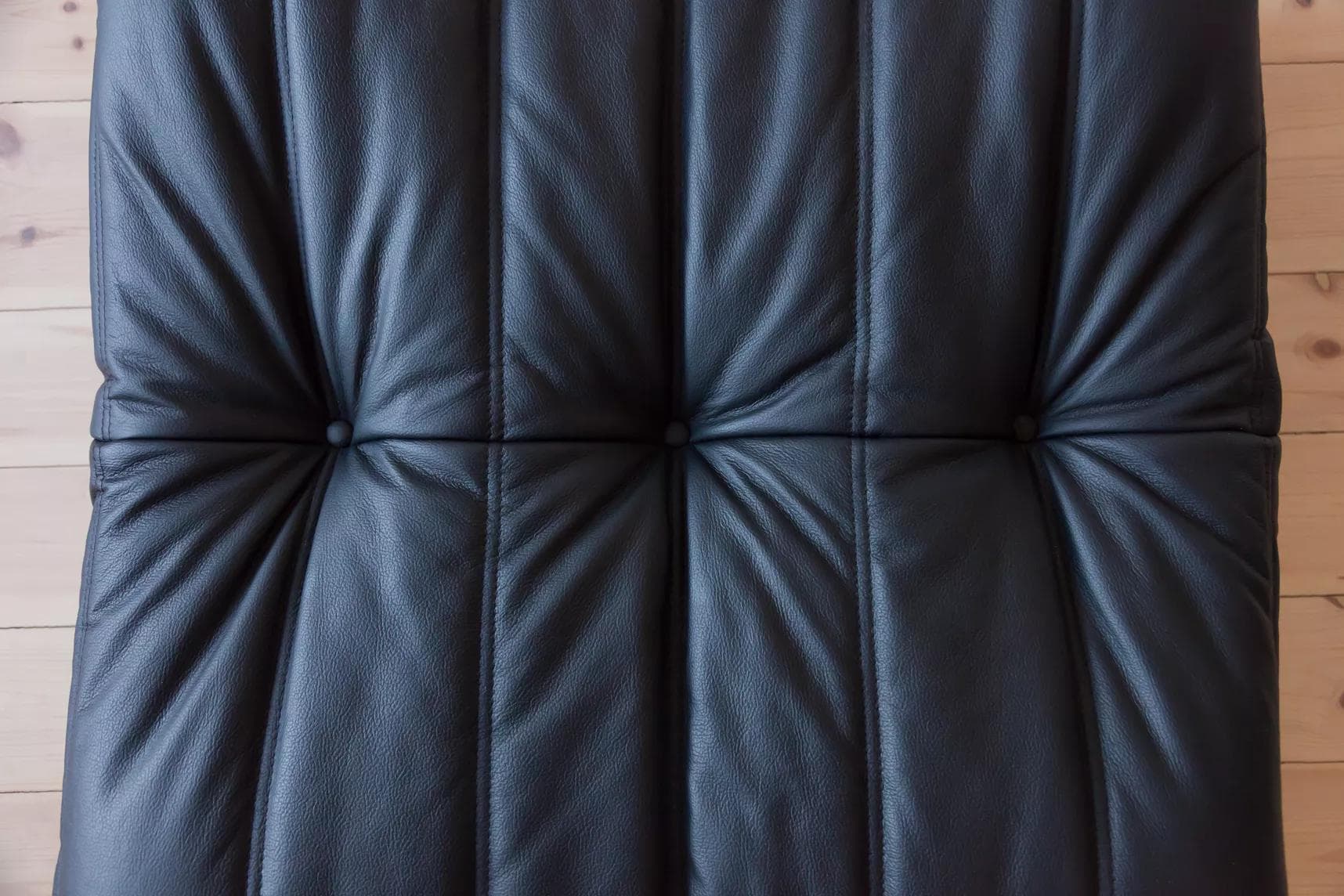 Podnóżek Togo, skóra czarna madras - 51741