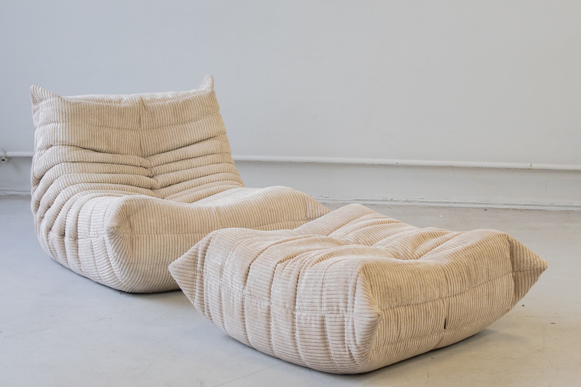 Fotel wypoczynkowy Togo z podnóżkiem, cord beżowy - 52570