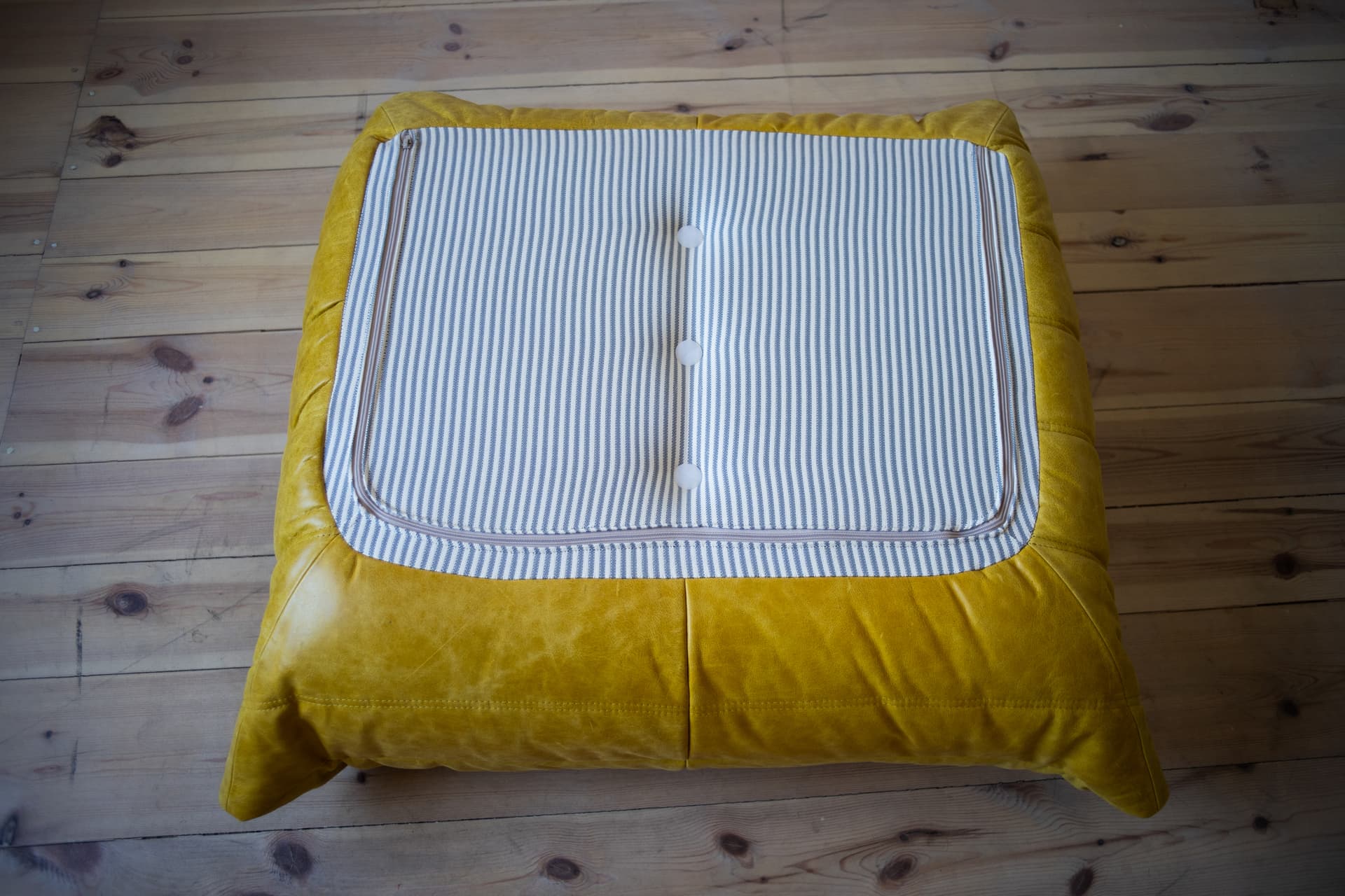 Fotel wypoczynkowy Togo z podnóżkiem, skóra żółta dubai - 165231