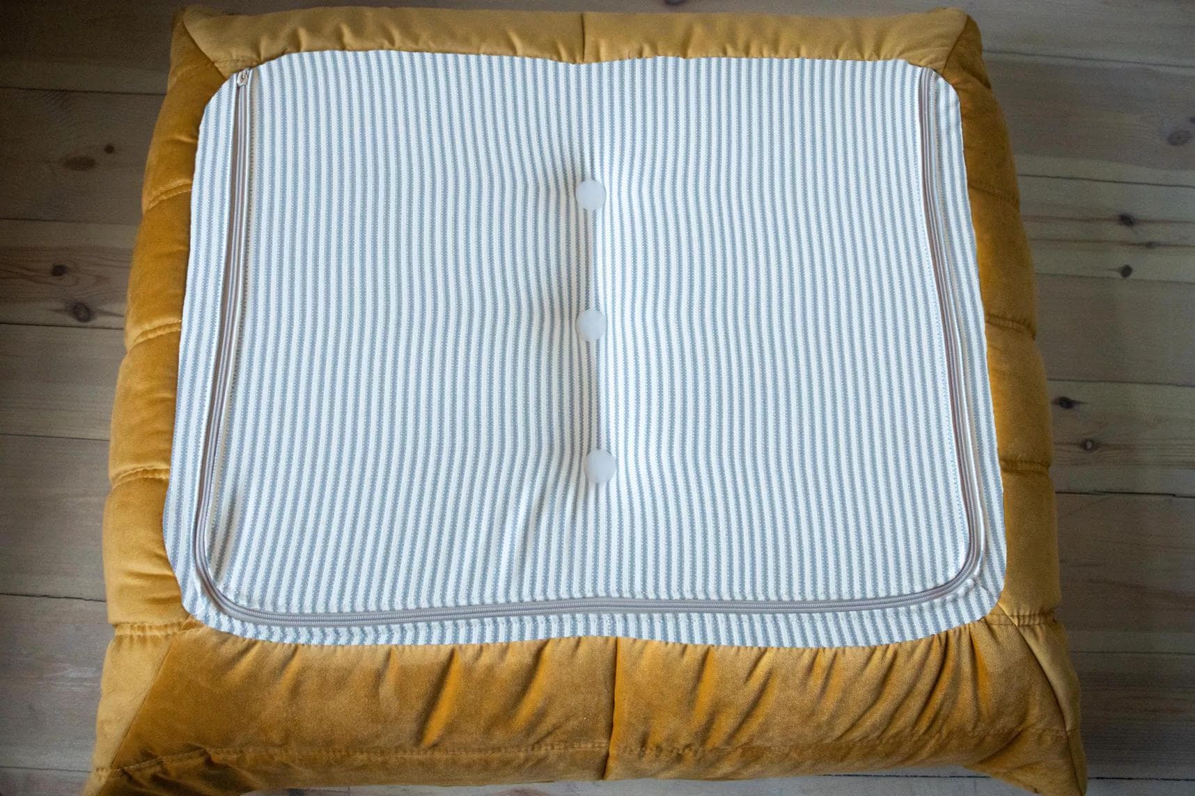 Podnóżek Togo, velvet złoty - 165550