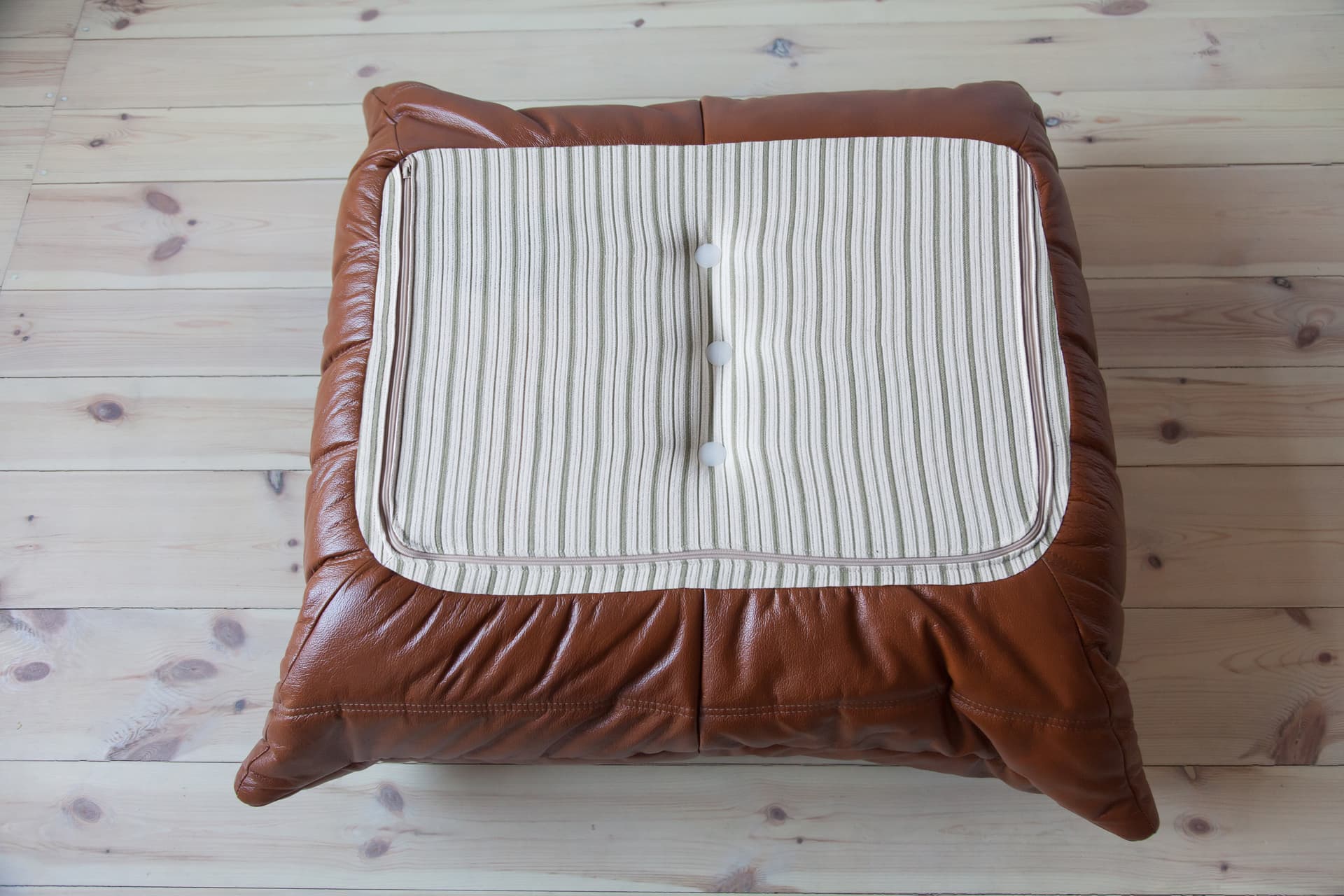 Podnóżek Togo, skóra brązowa whisky - 166042