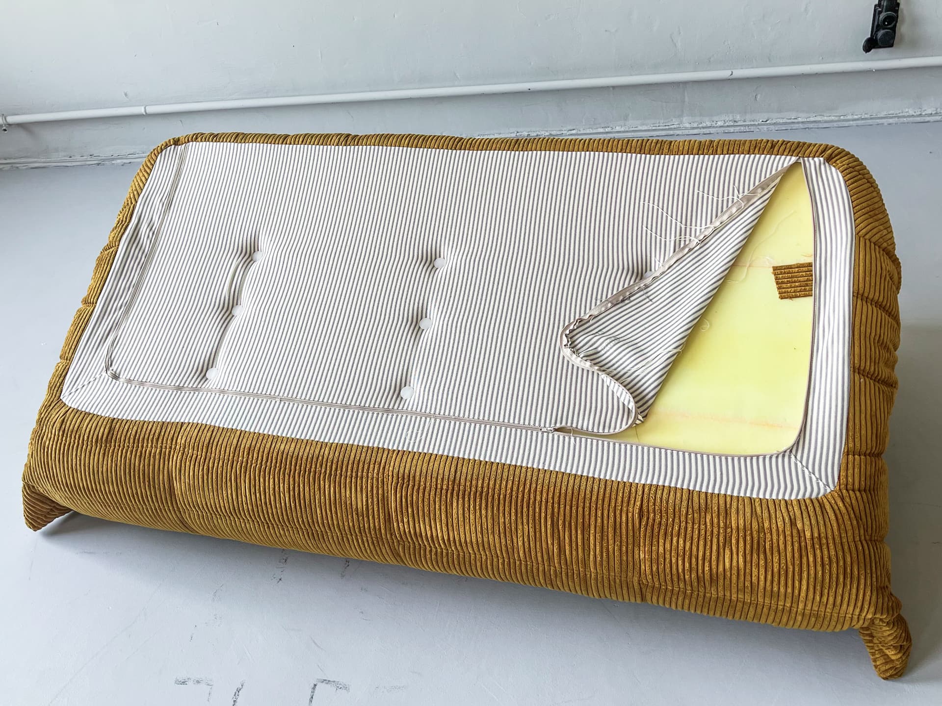 Sofa Togo trzyosobowa, cord piaskowy brąz - 166145