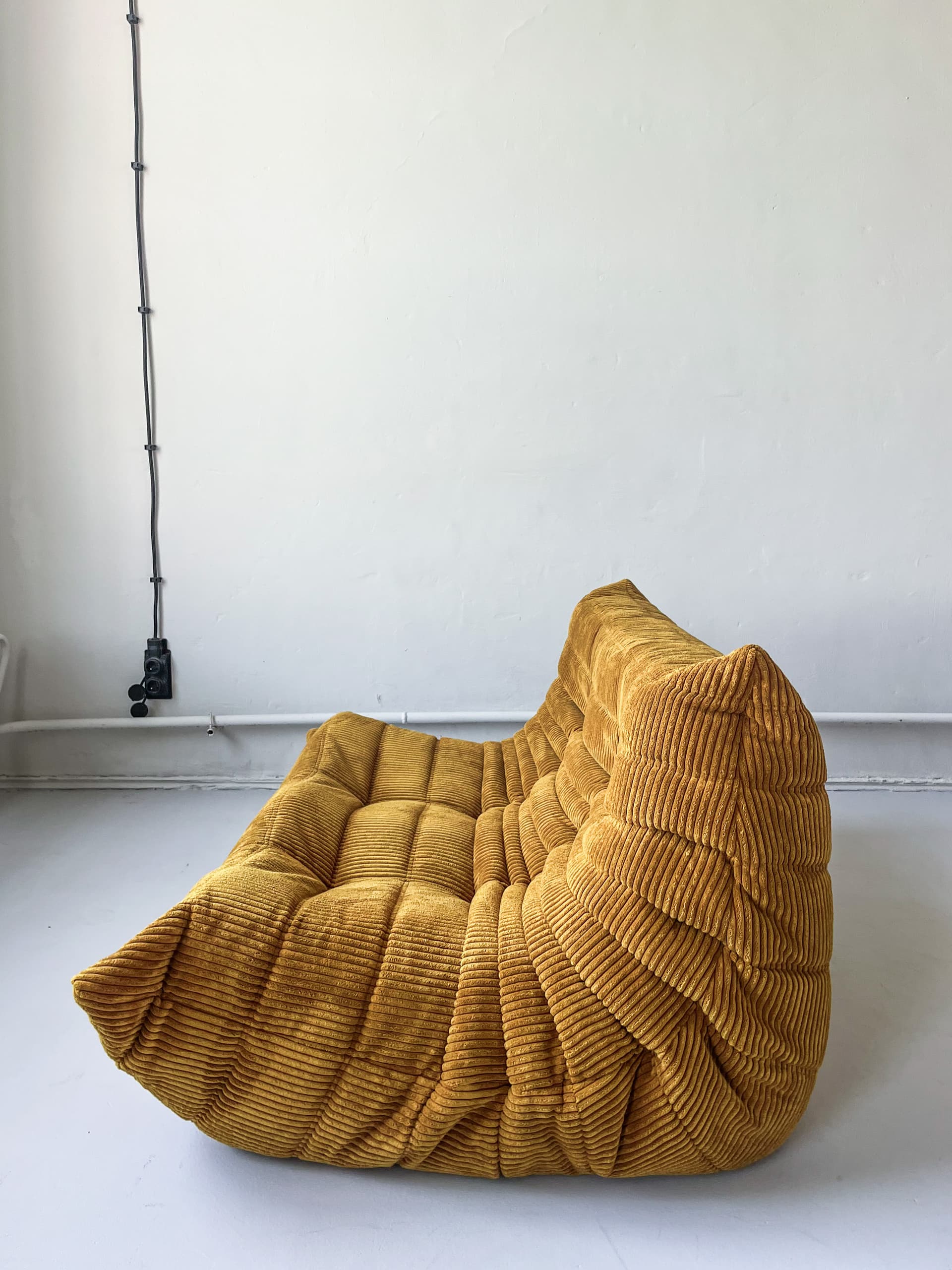 Sofa Togo dwuosobowa, cord piaskowy brąz - 165382