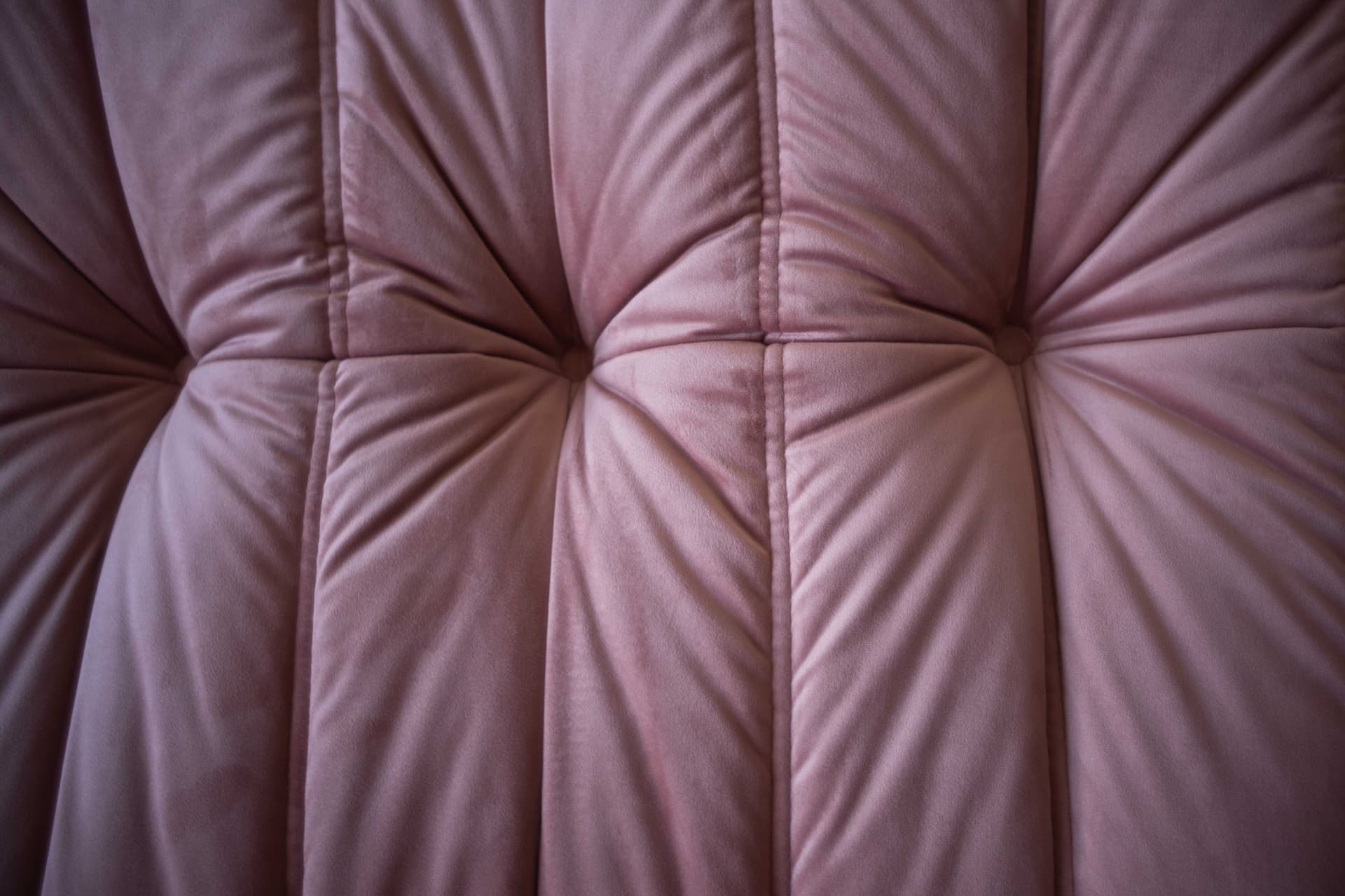 Fotel wypoczynkowy Togo z podnóżkiem, velvet perłowy róż - 165400