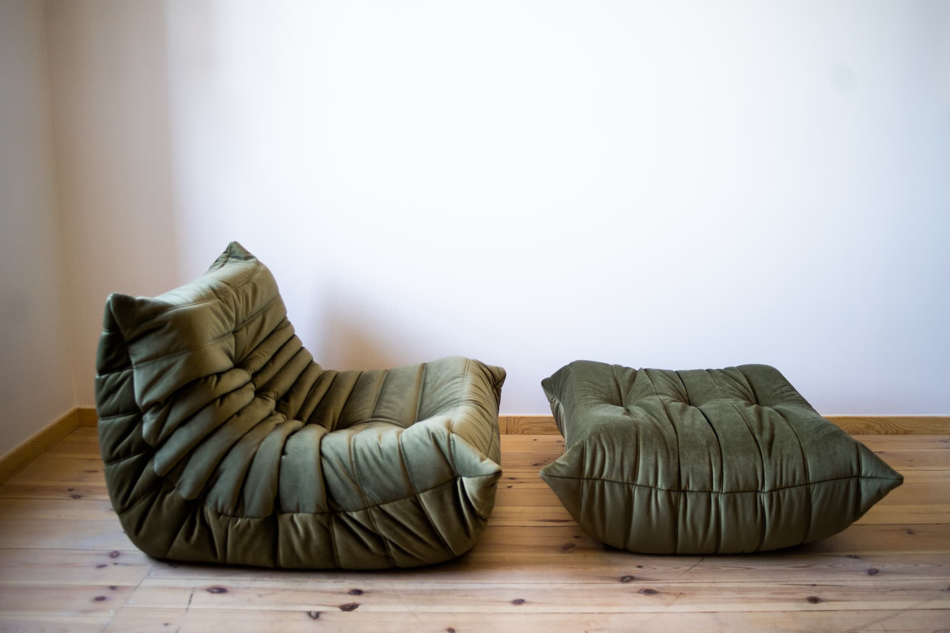 Fotel wypoczynkowy Togo z podnóżkiem, velvet zielony khaki - 166435