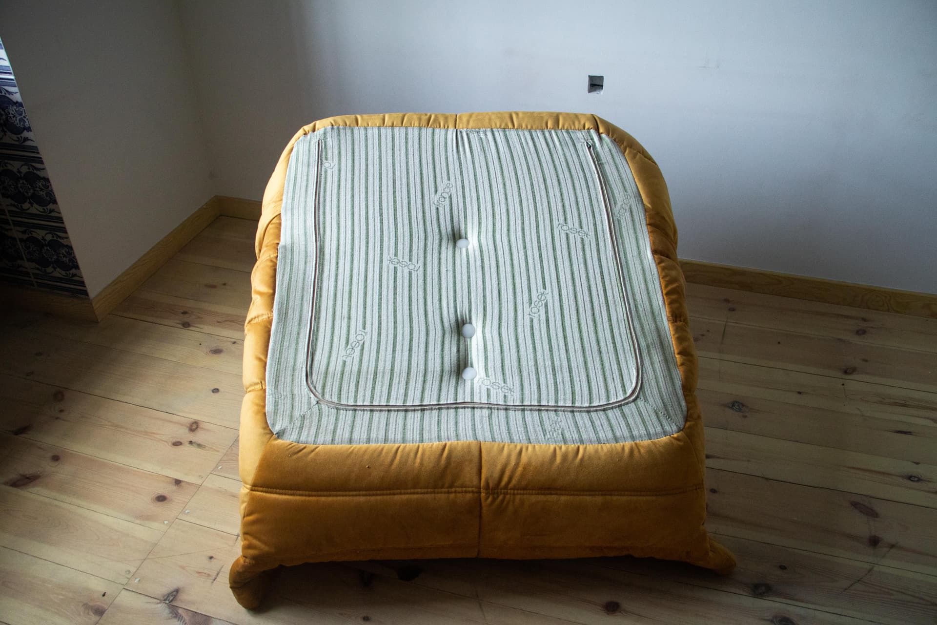 Zestaw wypoczynkowy Togo 5 części, velvet złoty - 166537