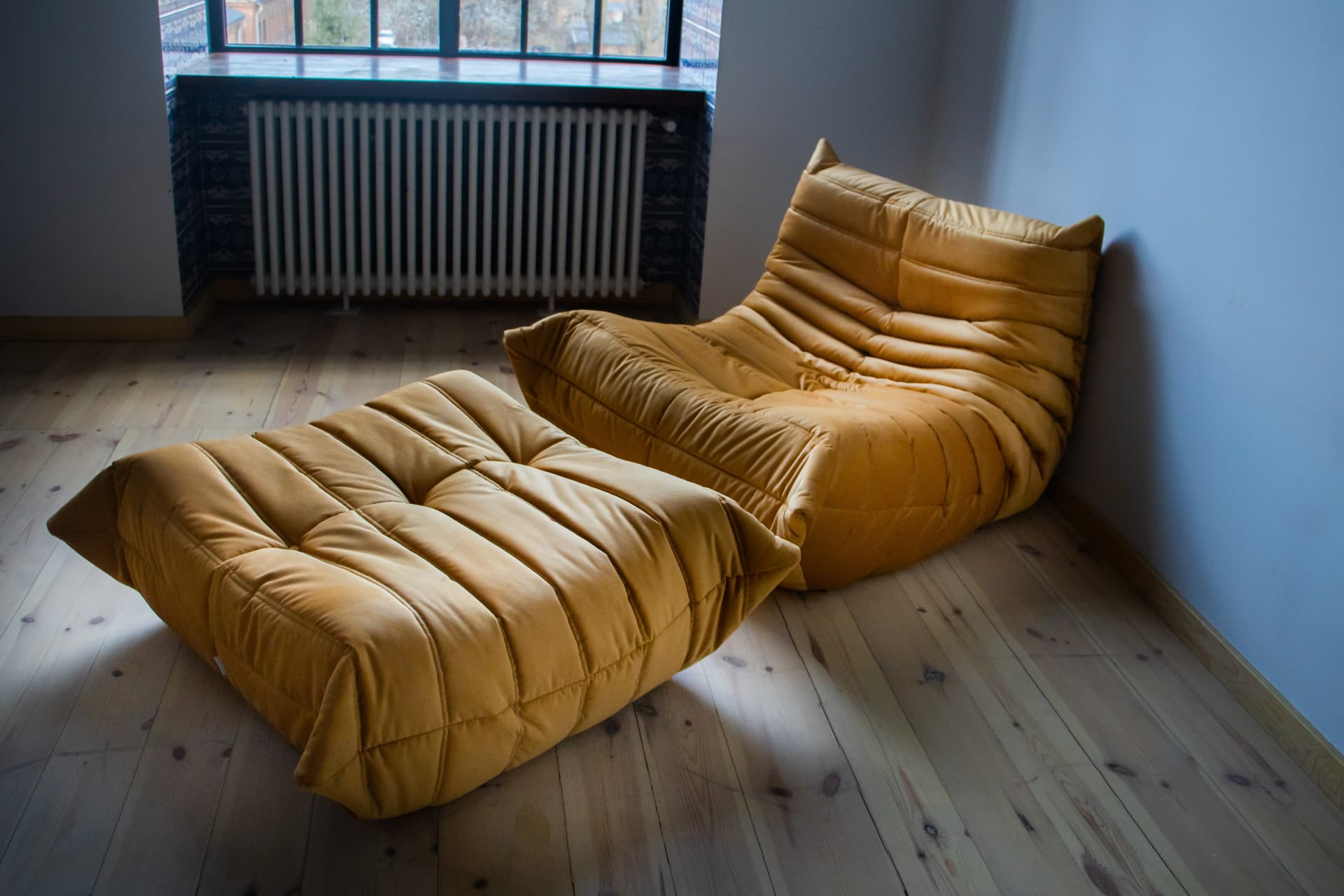 Fotel wypoczynkowy Togo z podnóżkiem, velvet złoty - 166653